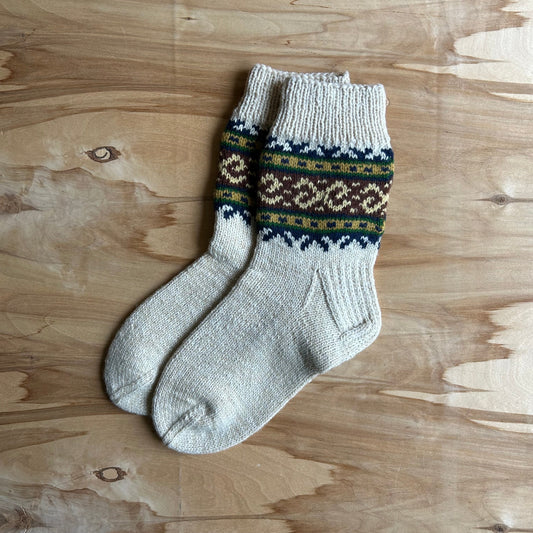 Siltās zeķes 45.-47.izm. gaiši brūnas zeķes ar sarkaniem ornamentiem (MALI 54)