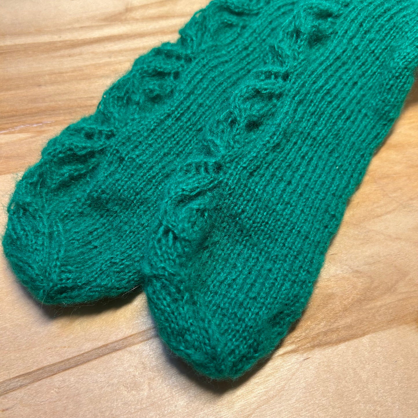 Tumši zaļas krāsas mežģīņu adījuma siltās zeķes 38.-40. izm. (SITĒ 42)