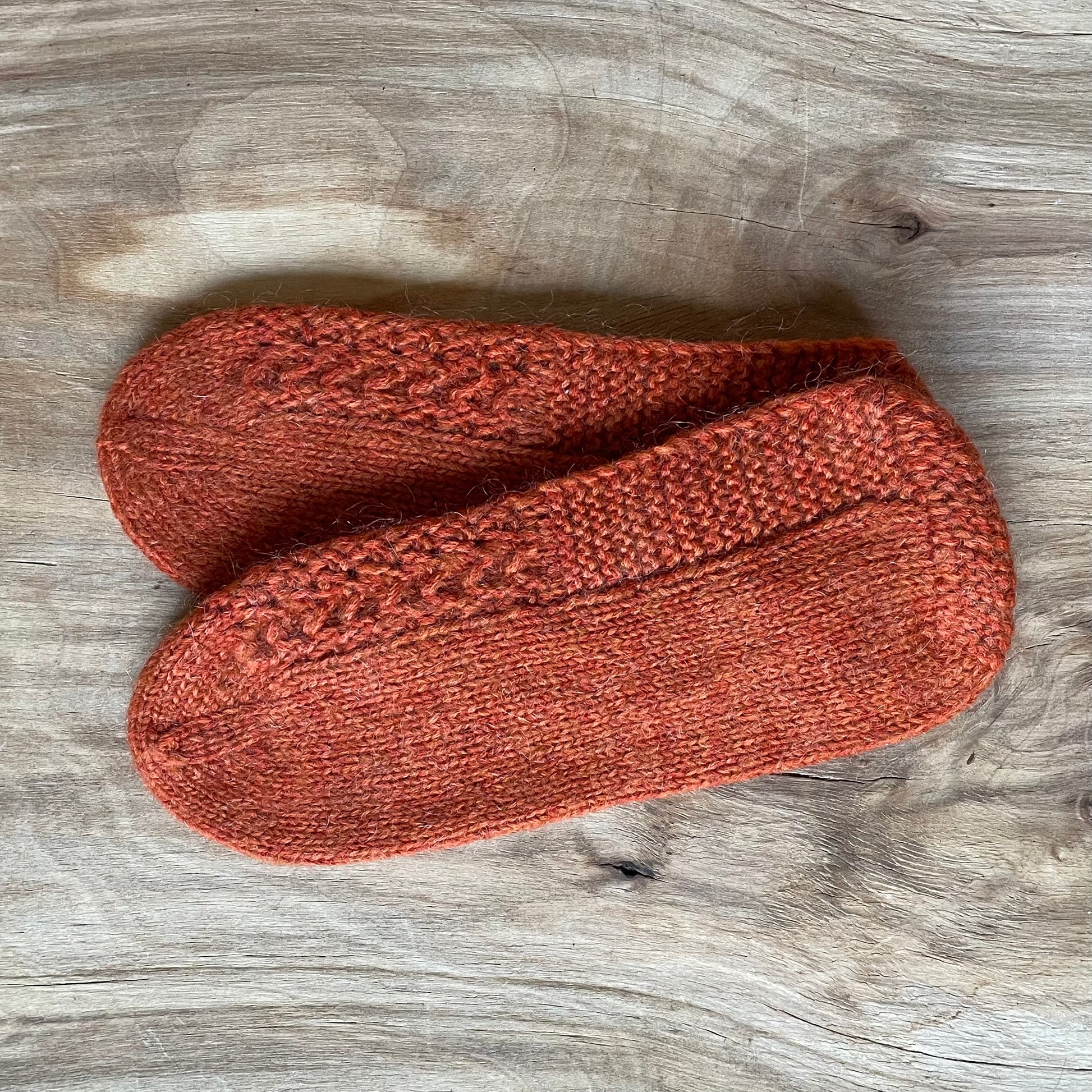 Adītas vilnas čībiņas 37.-39.izm. oranžā krāsā (DAKU 27) - www.tiptip.lv 