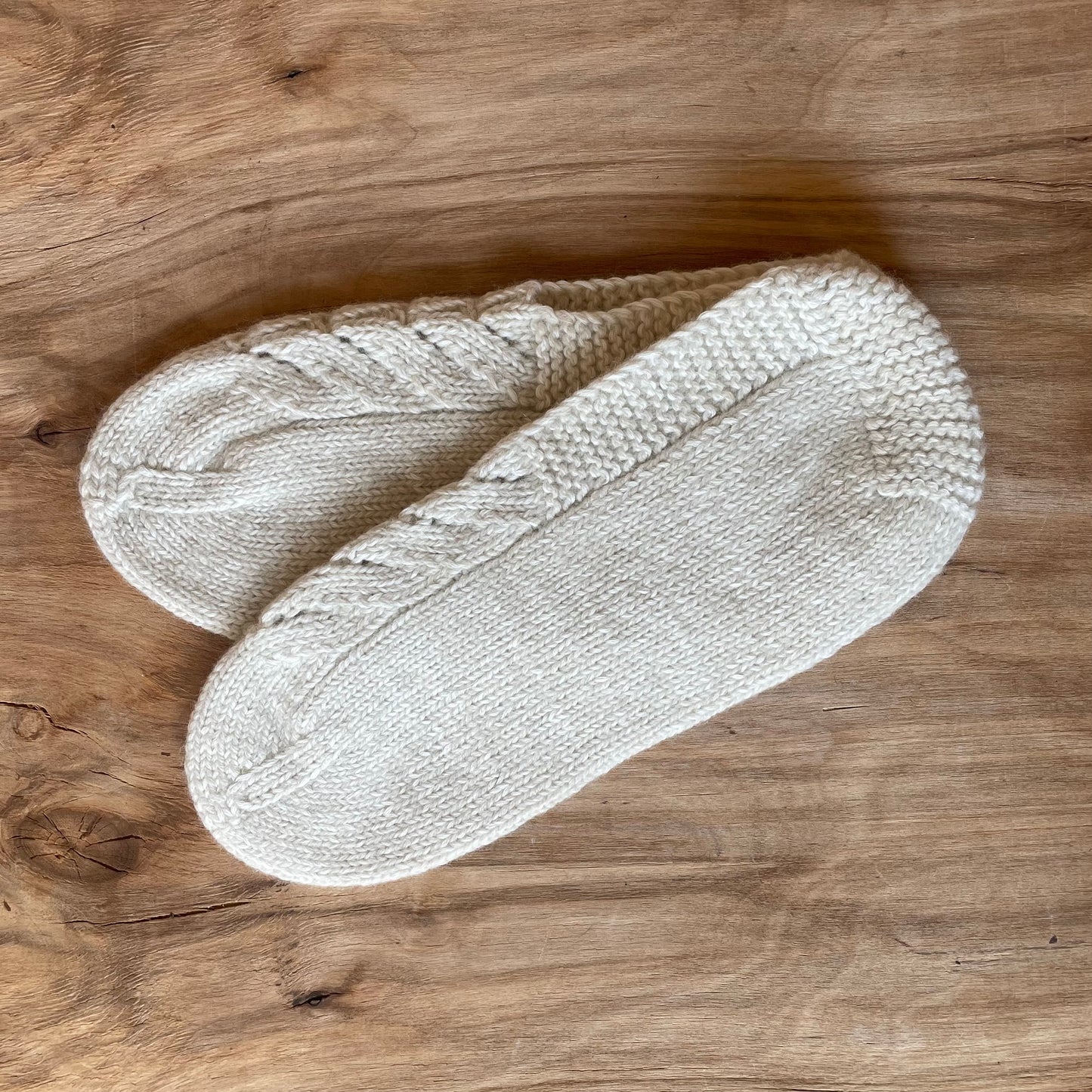 Adītas vilnas čībiņas 41.-43.izm. baltā krāsā (DAKU 11) - www.tiptip.lv 