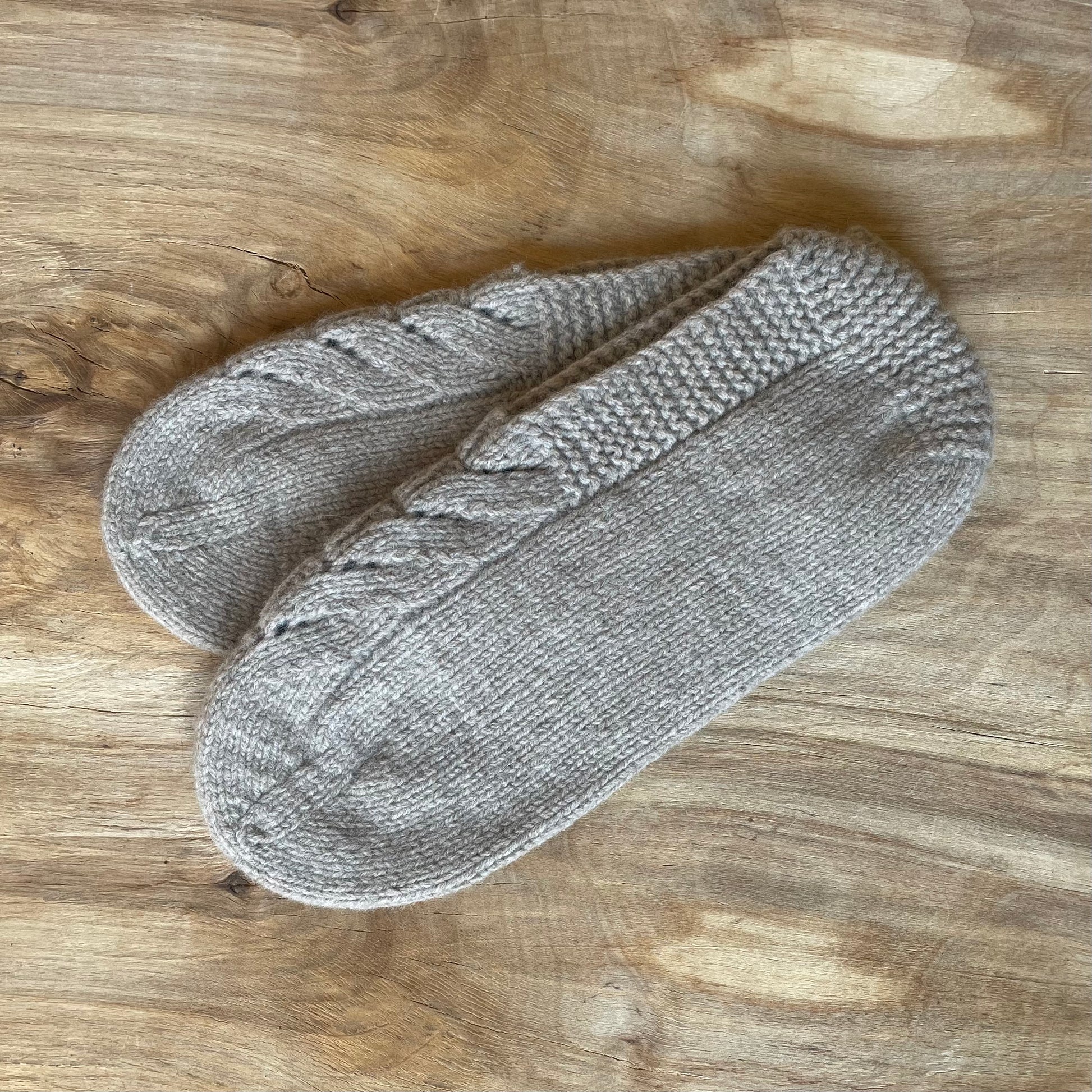 Adītas vilnas čībiņas 43.-45.izm. gaiši brūnā krāsā (DAKU 2) - www.tiptip.lv 