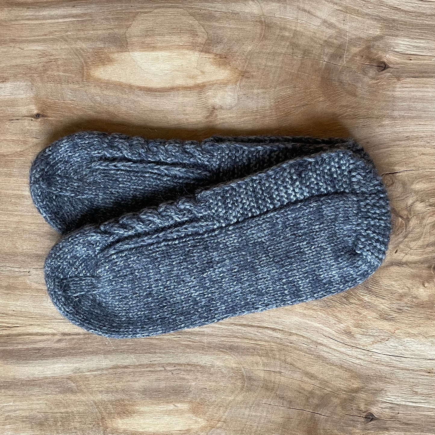 Adītas vilnas čībiņas 43.-45.izm. pelēkā krāsā (DAKU 18) - www.tiptip.lv 