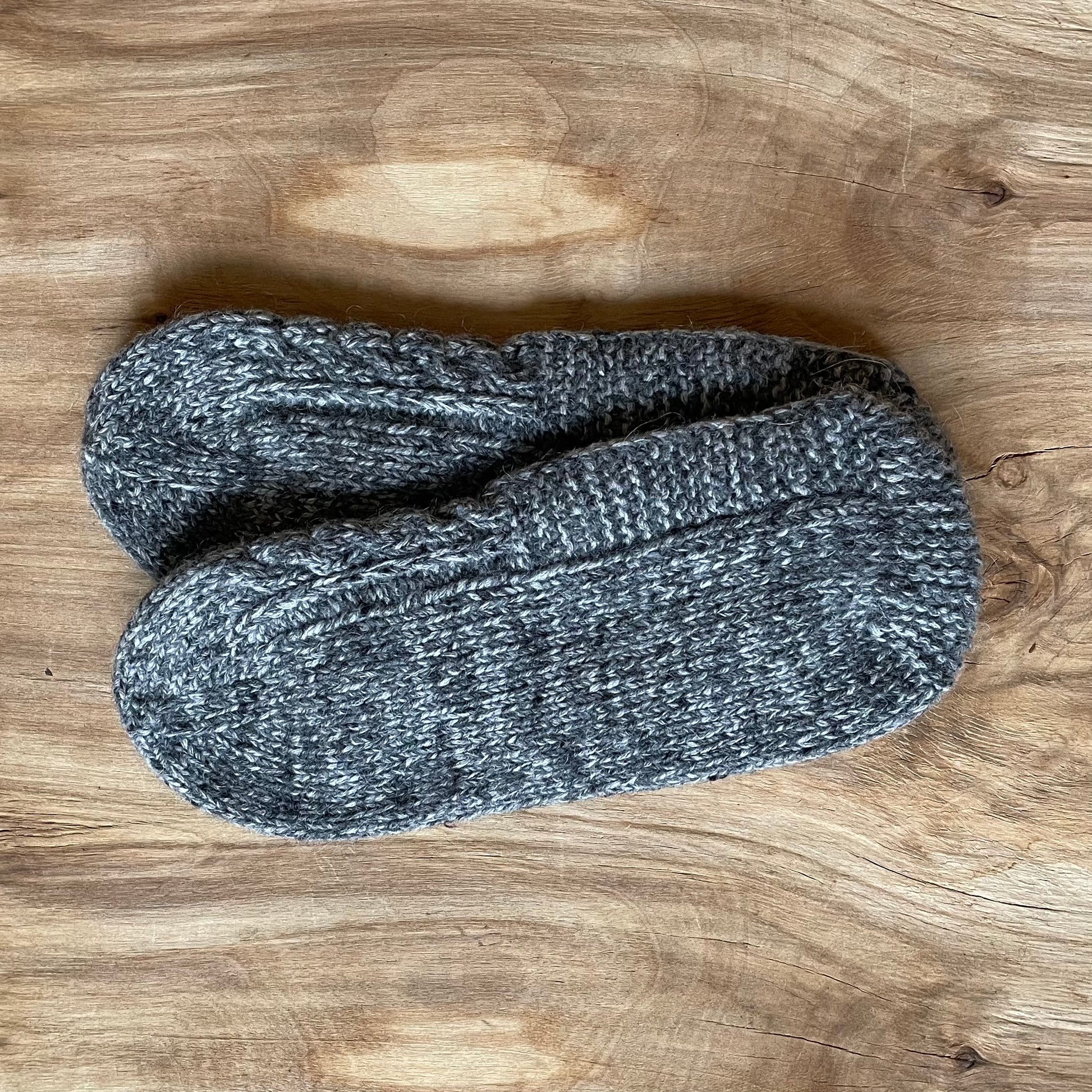 Adītas vilnas čībiņas 44.-46.izm. pelēkā krāsā (DAKU 14) - www.tiptip.lv 