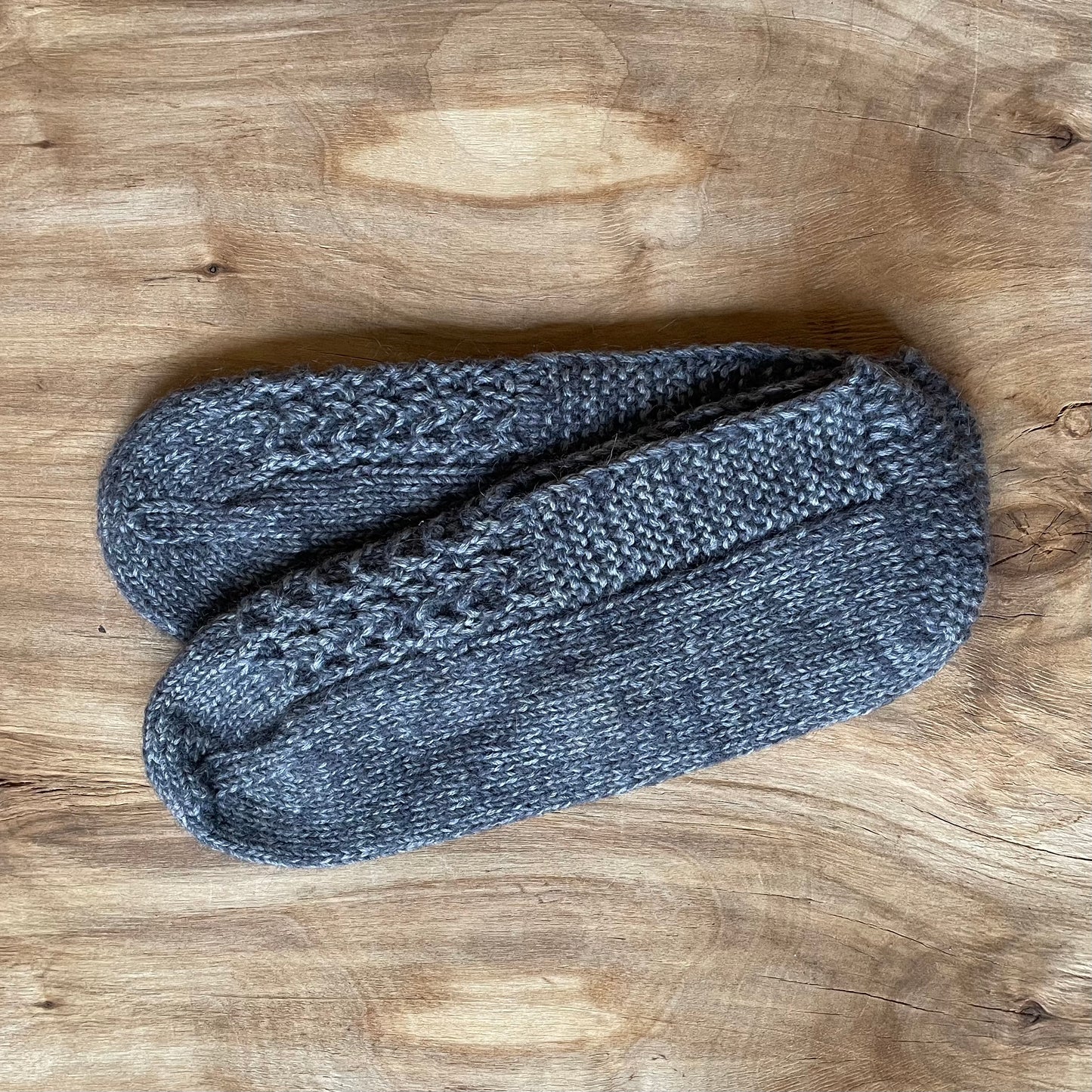 Adītas vilnas čībiņas 45.-47.izm. pelēkā krāsā (DAKU 17) - www.tiptip.lv 