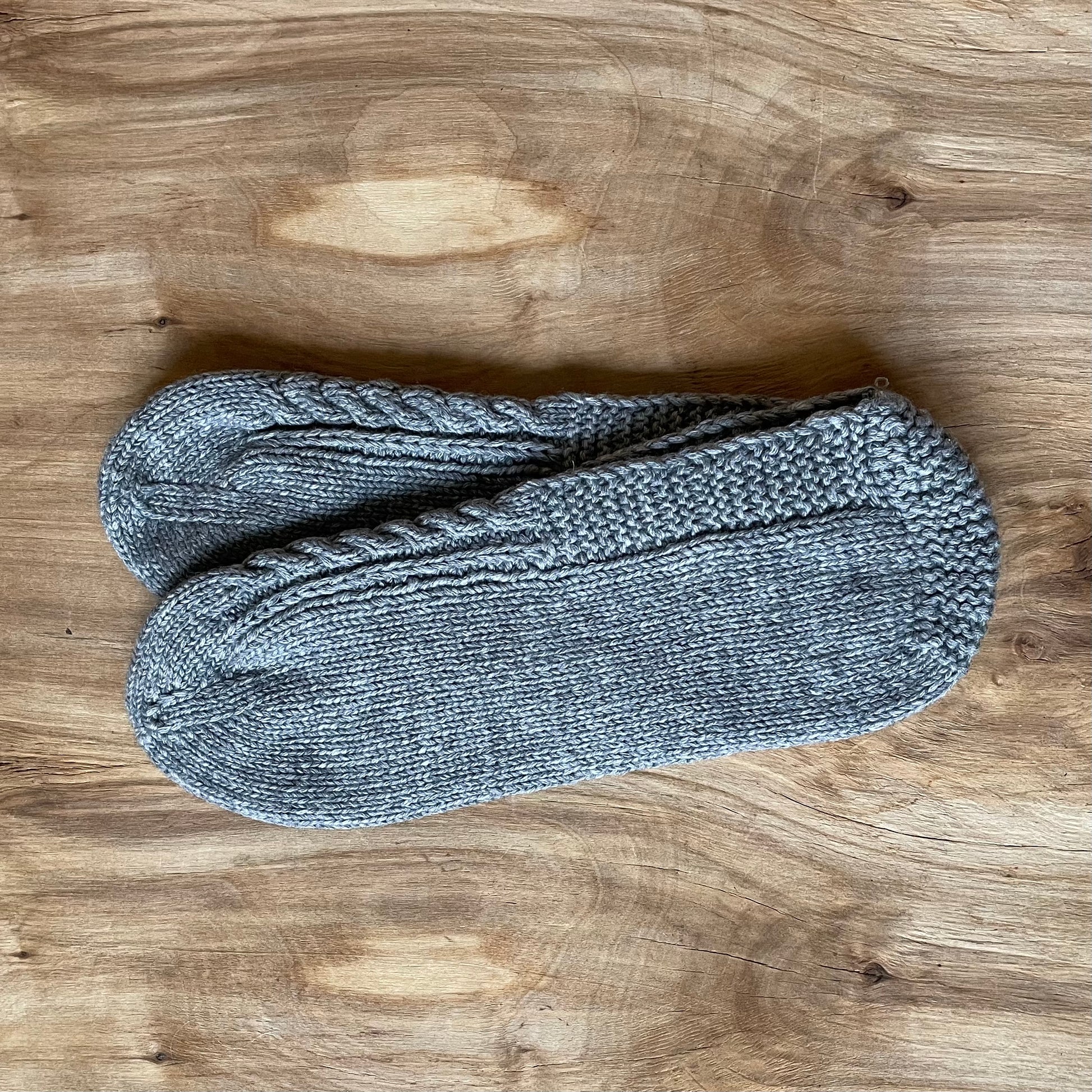 Adītas vilnas čībiņas 48.-50.izm. pelēkā krāsā (DAKU 15) - www.tiptip.lv 