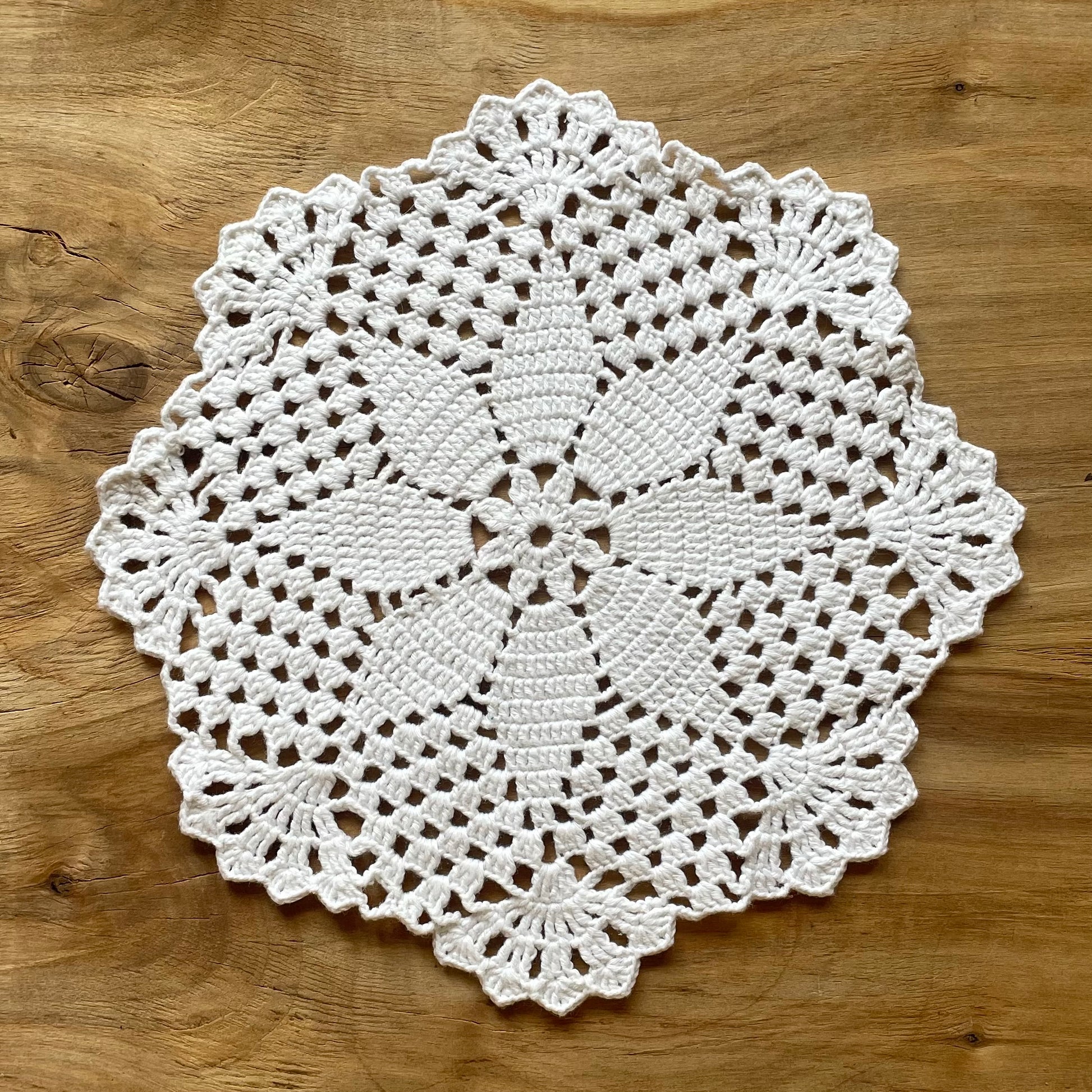 Apaļa tamborēta galda sedziņa (SARO 11) - www.tiptip.lv 