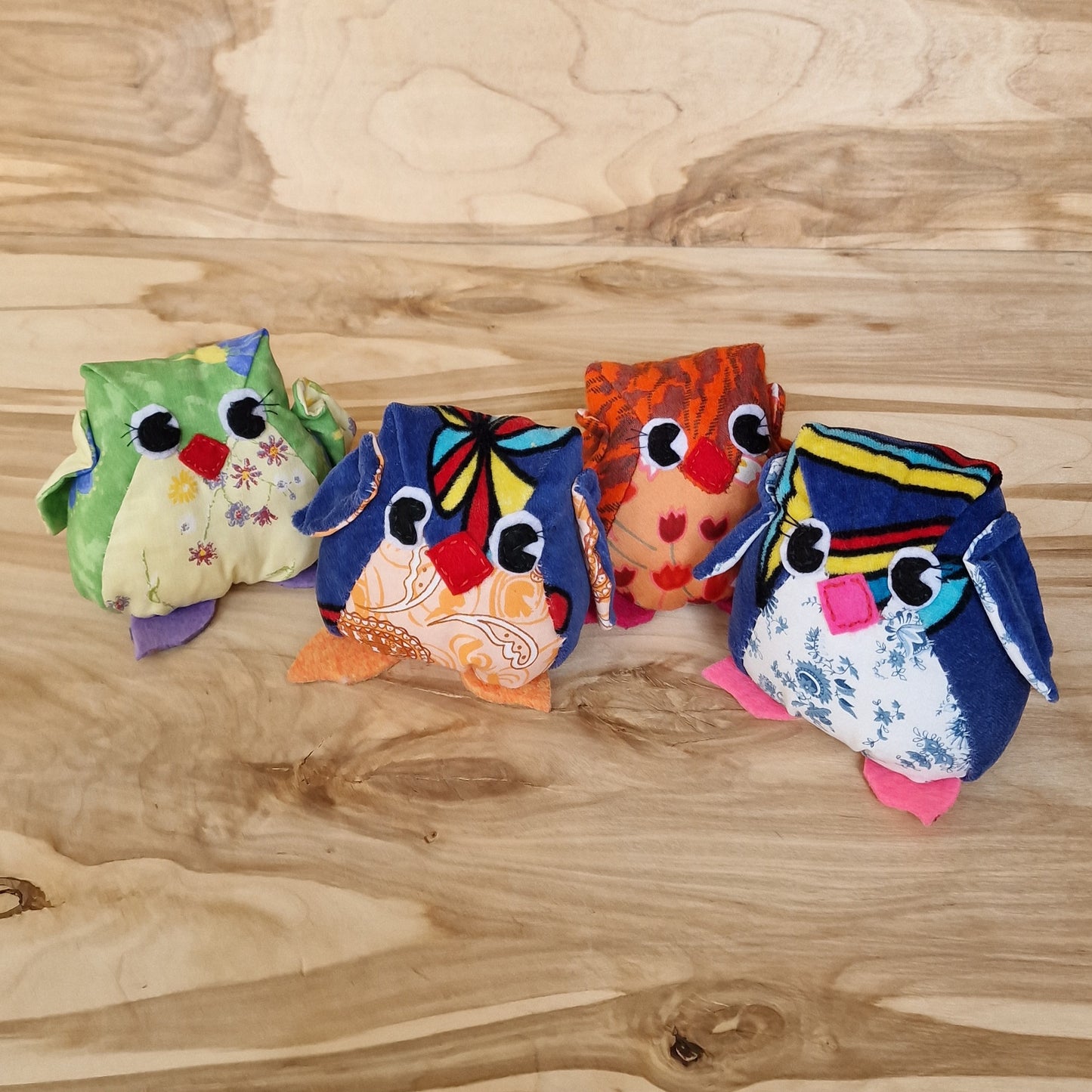 Ar rokām šūta rotaļlieta - pūcīte zila ar zilibaltu vēderiņu (VIER/EVOS 13) - www.tiptip.lv 