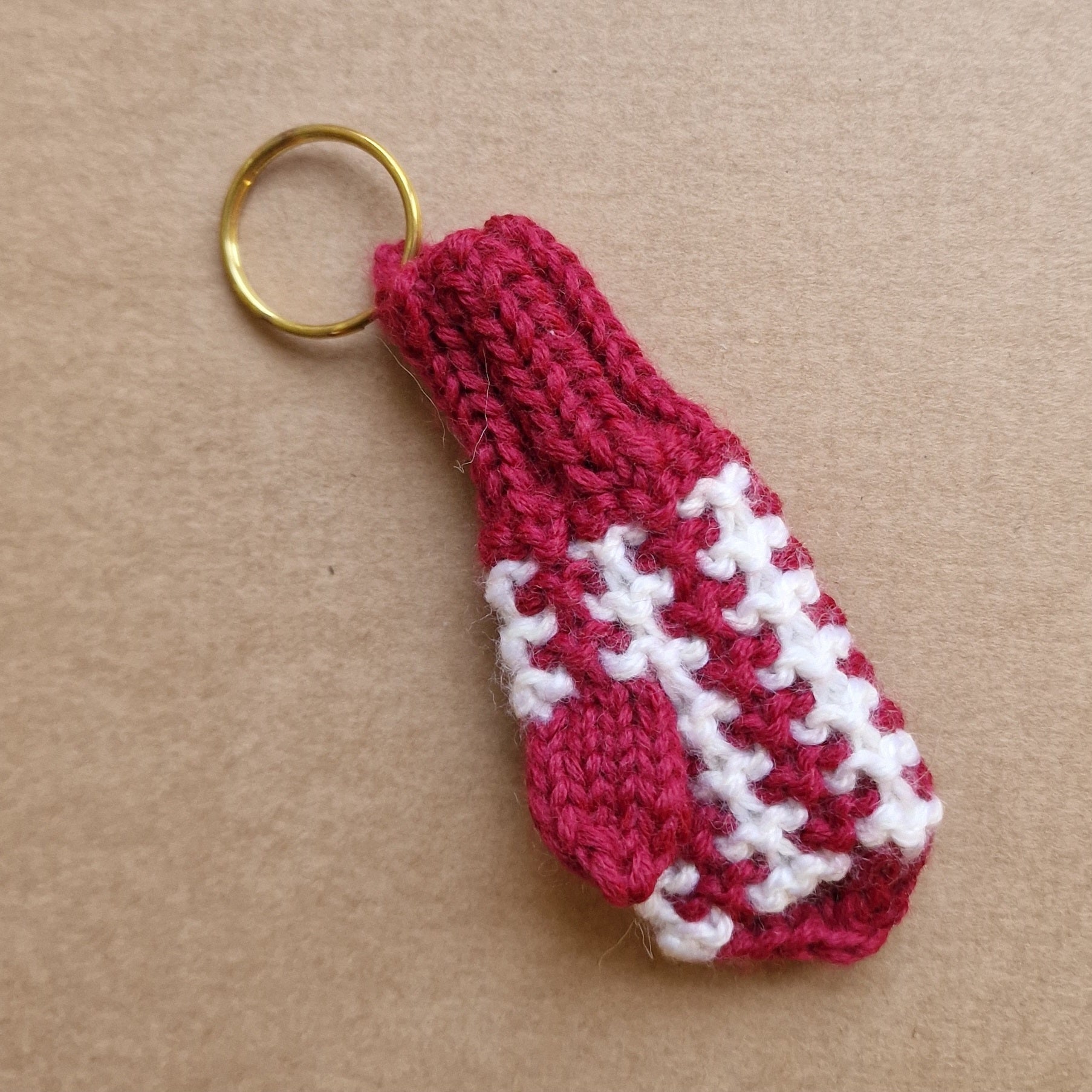 Atslēgu piekariņš - dūrainītis sarkani/balts (VEPA LV A2) - www.tiptip.lv 