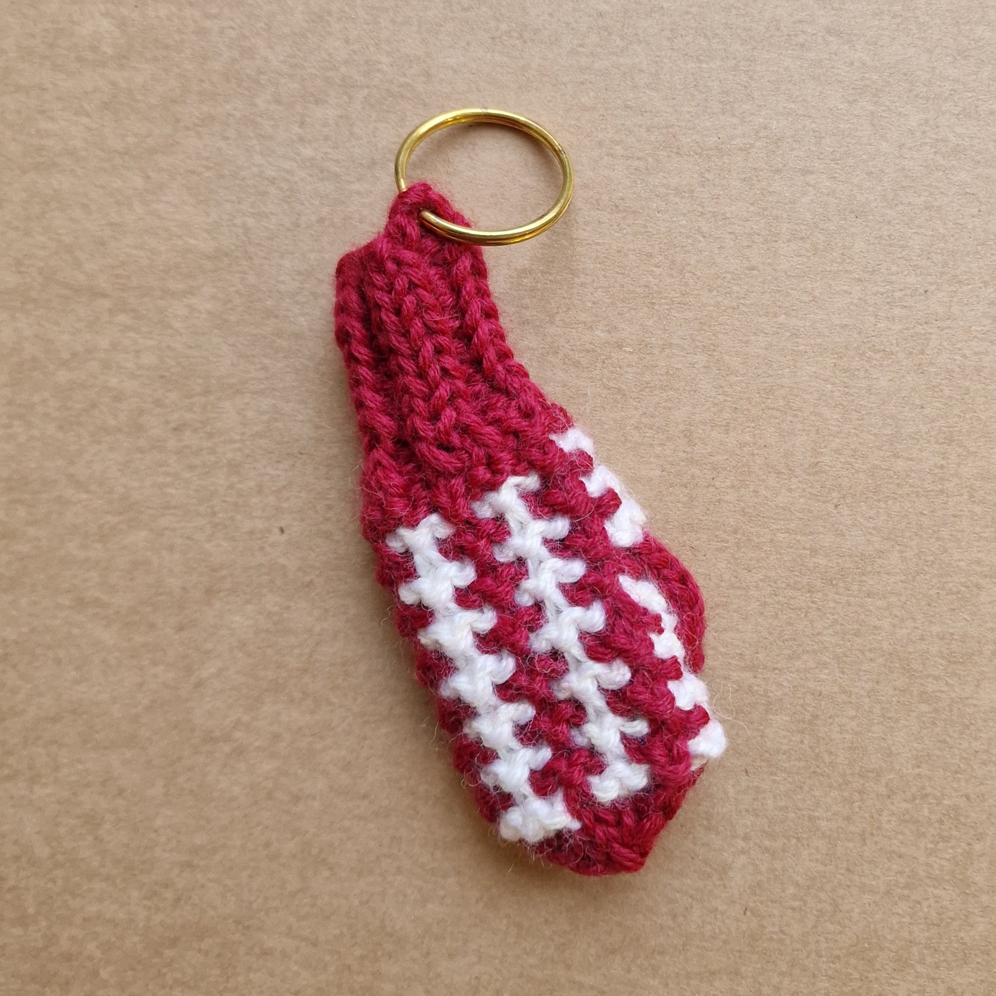 Atslēgu piekariņš - dūrainītis sarkani/balts (VEPA LV A2) - www.tiptip.lv 