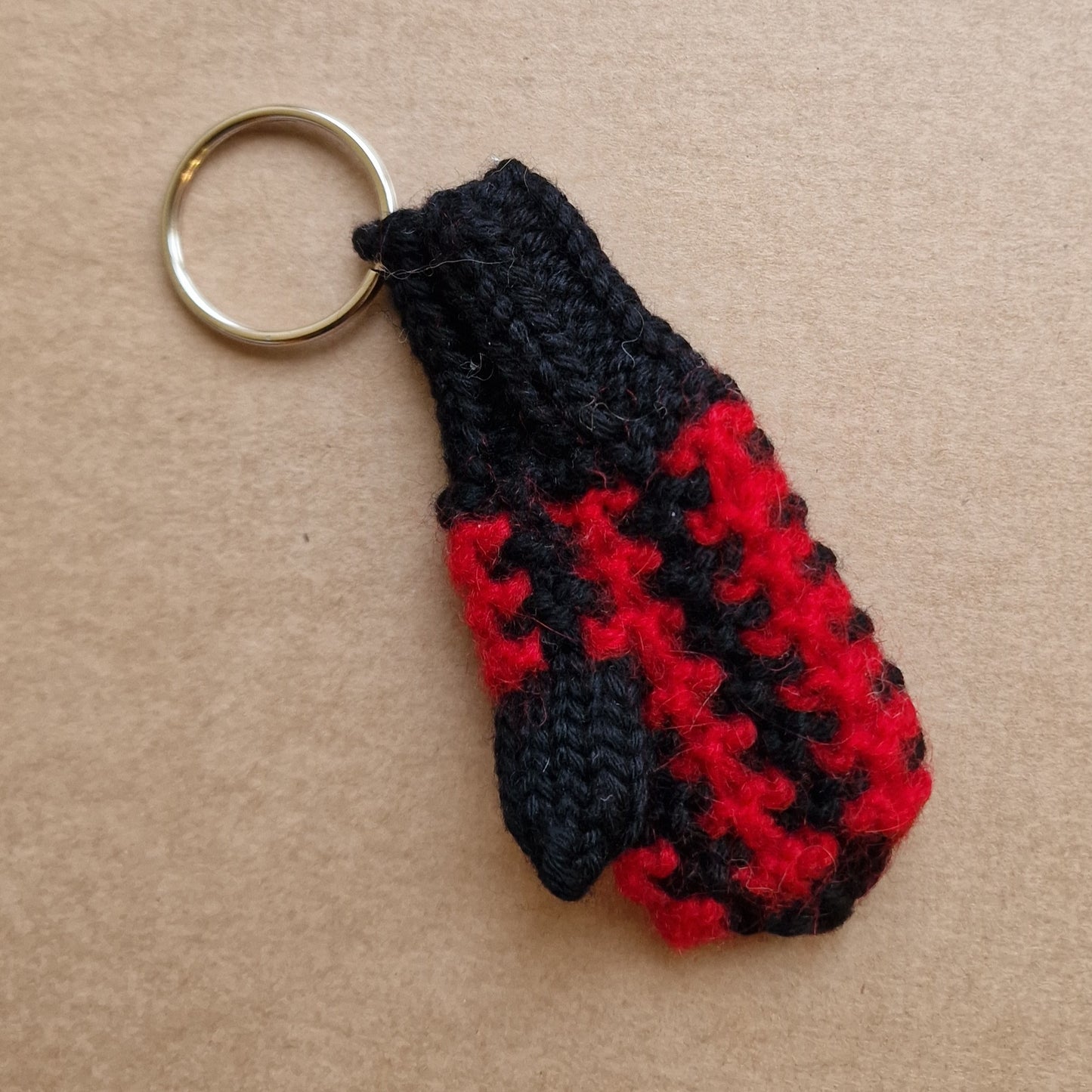 Atslēgu piekariņš - dūrainītis sarkani/melns (VEPA A3) - www.tiptip.lv 