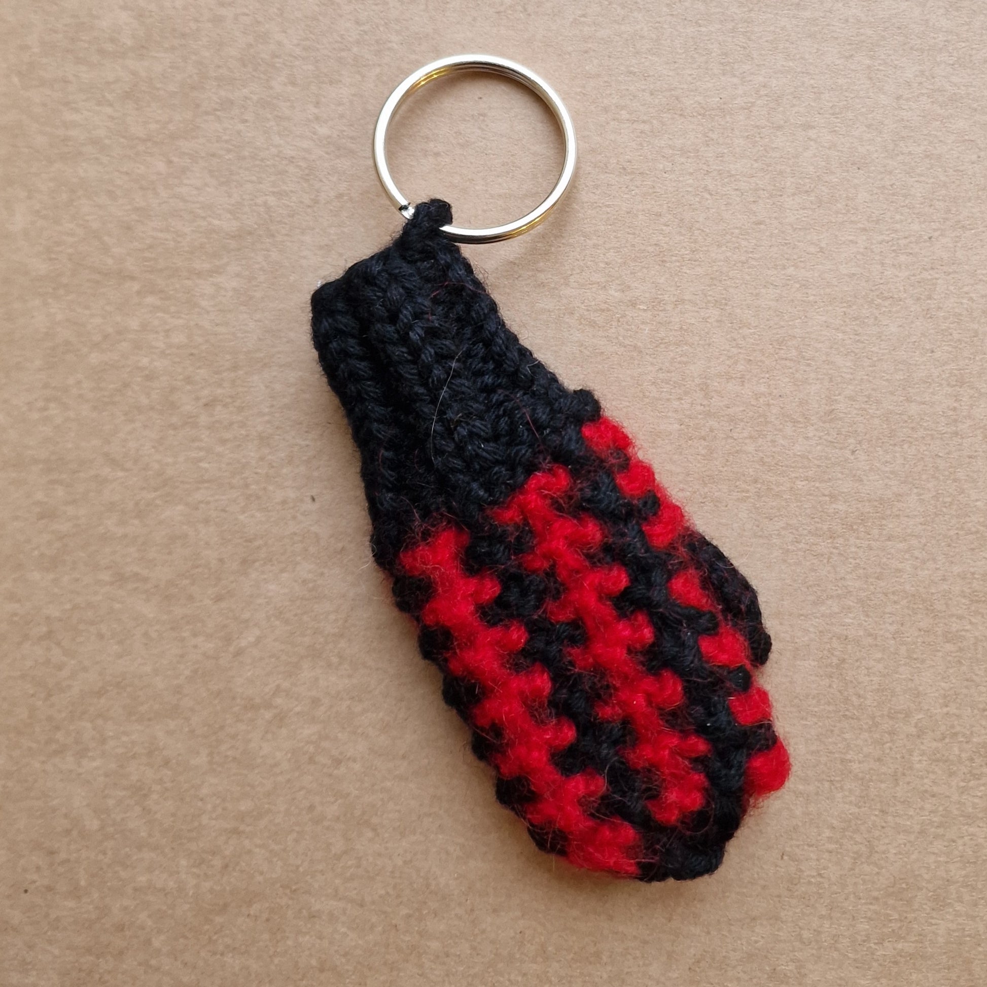 Atslēgu piekariņš - dūrainītis sarkani/melns (VEPA A3) - www.tiptip.lv 