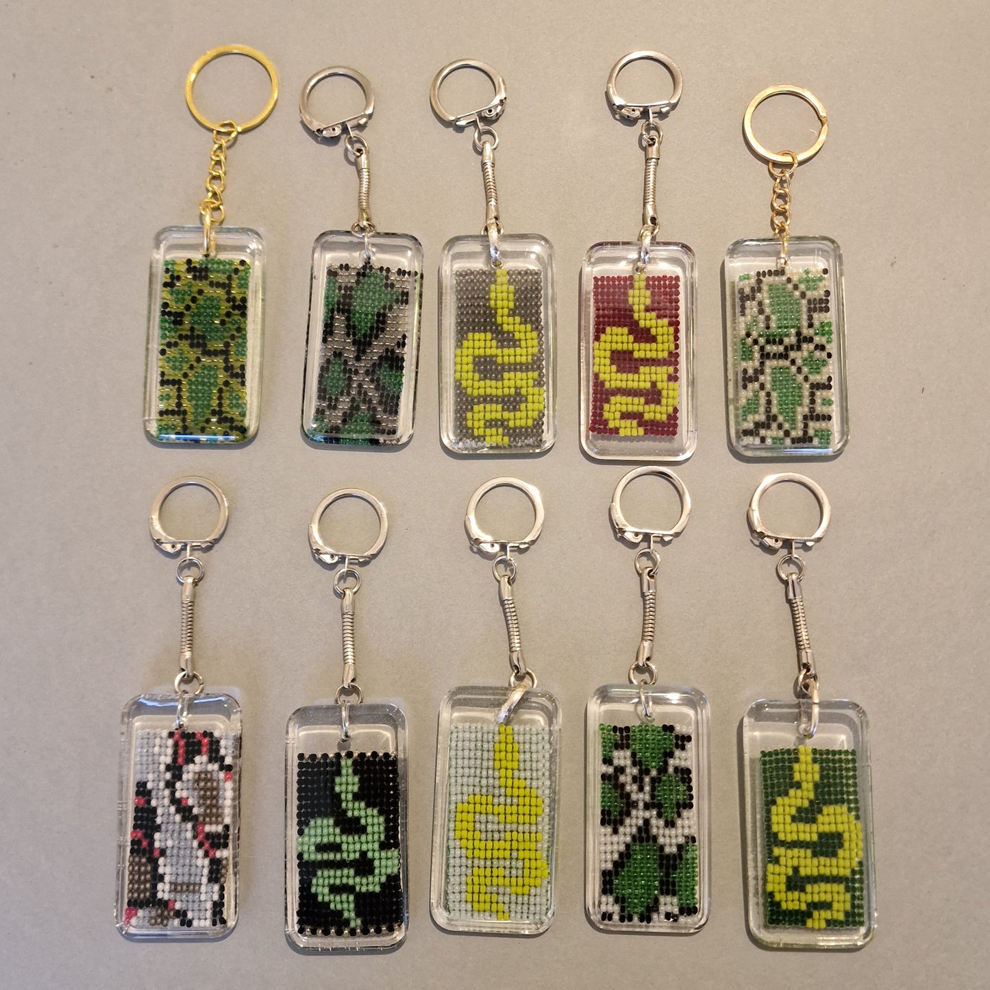 Atslēgu piekariņš "maigi zaļgana čūska" (SPKA 62) - www.tiptip.lv 