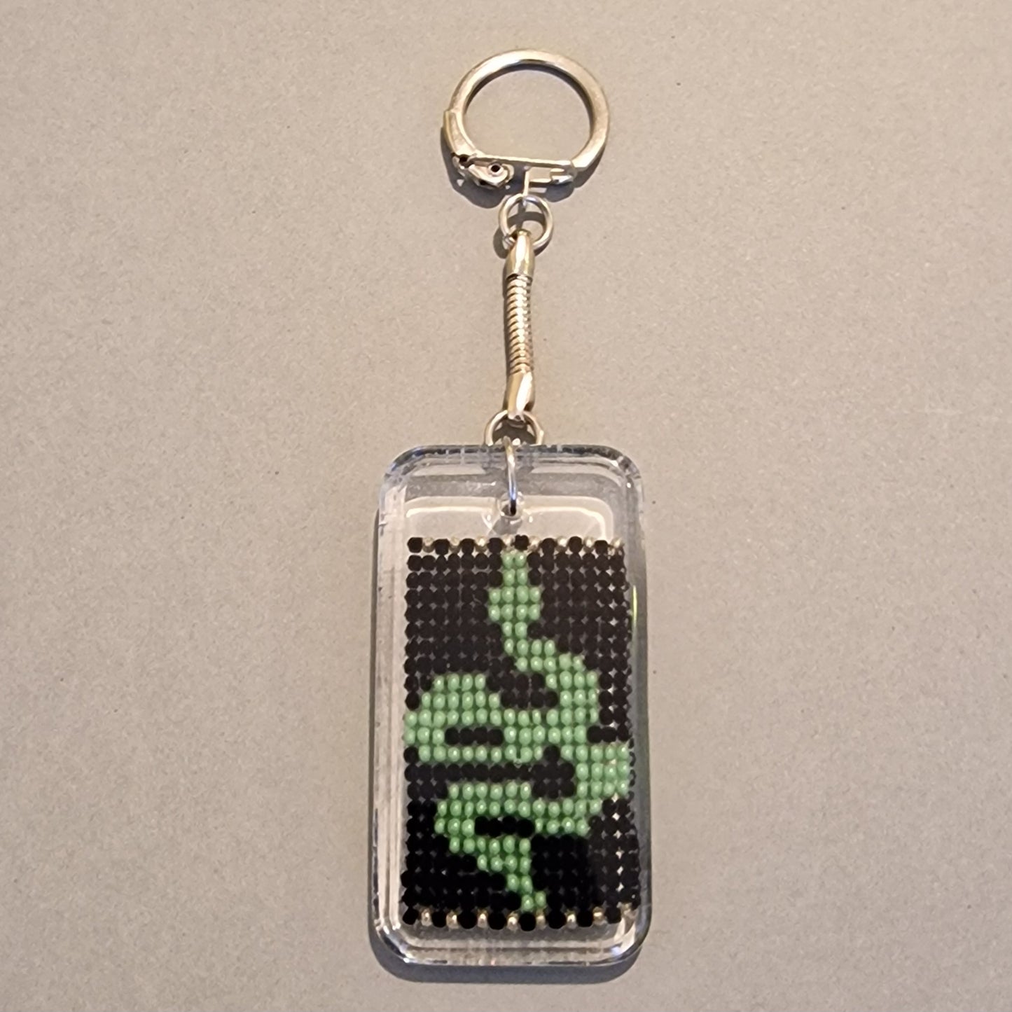 Atslēgu piekariņš "maigi zaļgana čūska" (SPKA 62) - www.tiptip.lv 