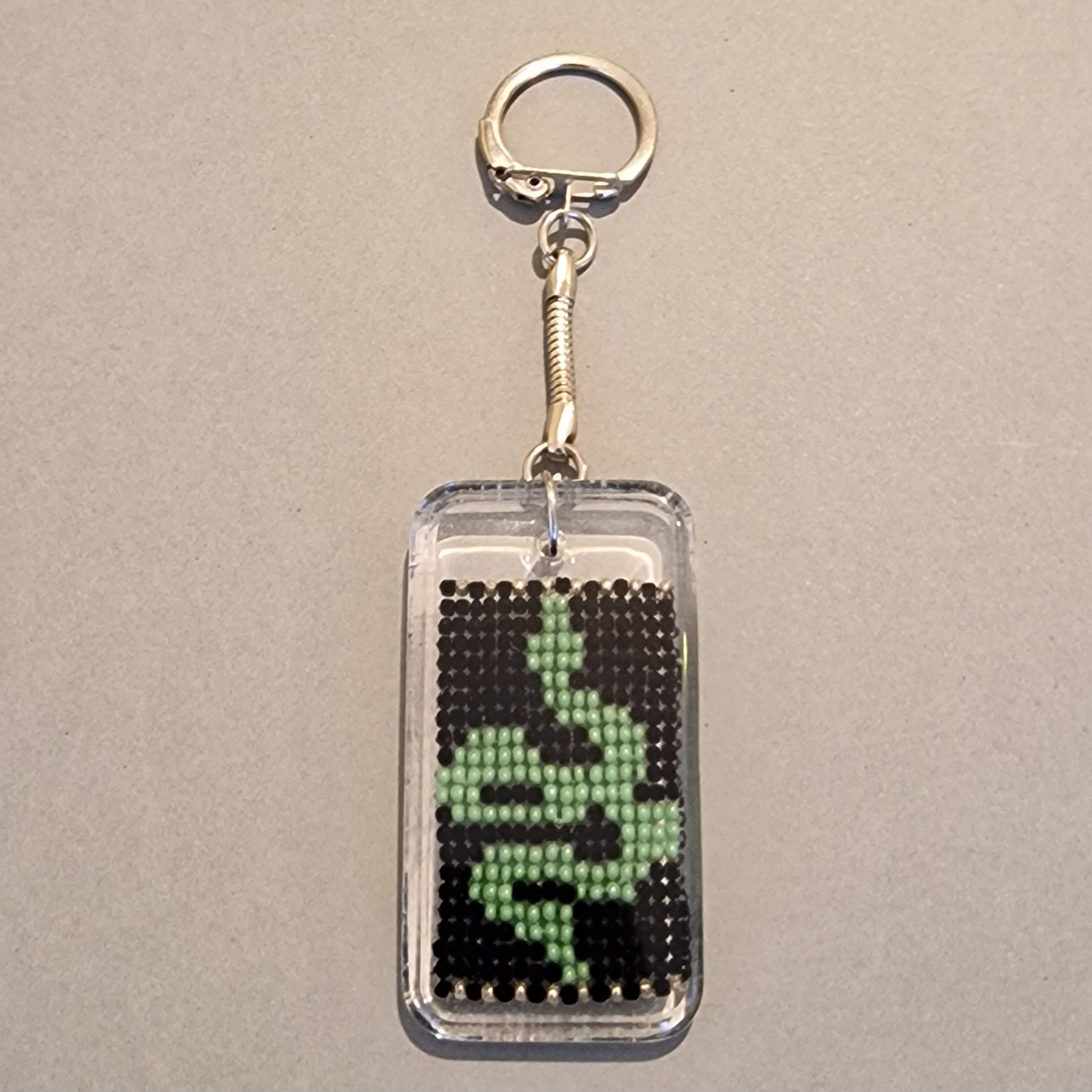 Atslēgu piekariņš "maigi zaļgana čūska" (SPKA 62) - www.tiptip.lv 