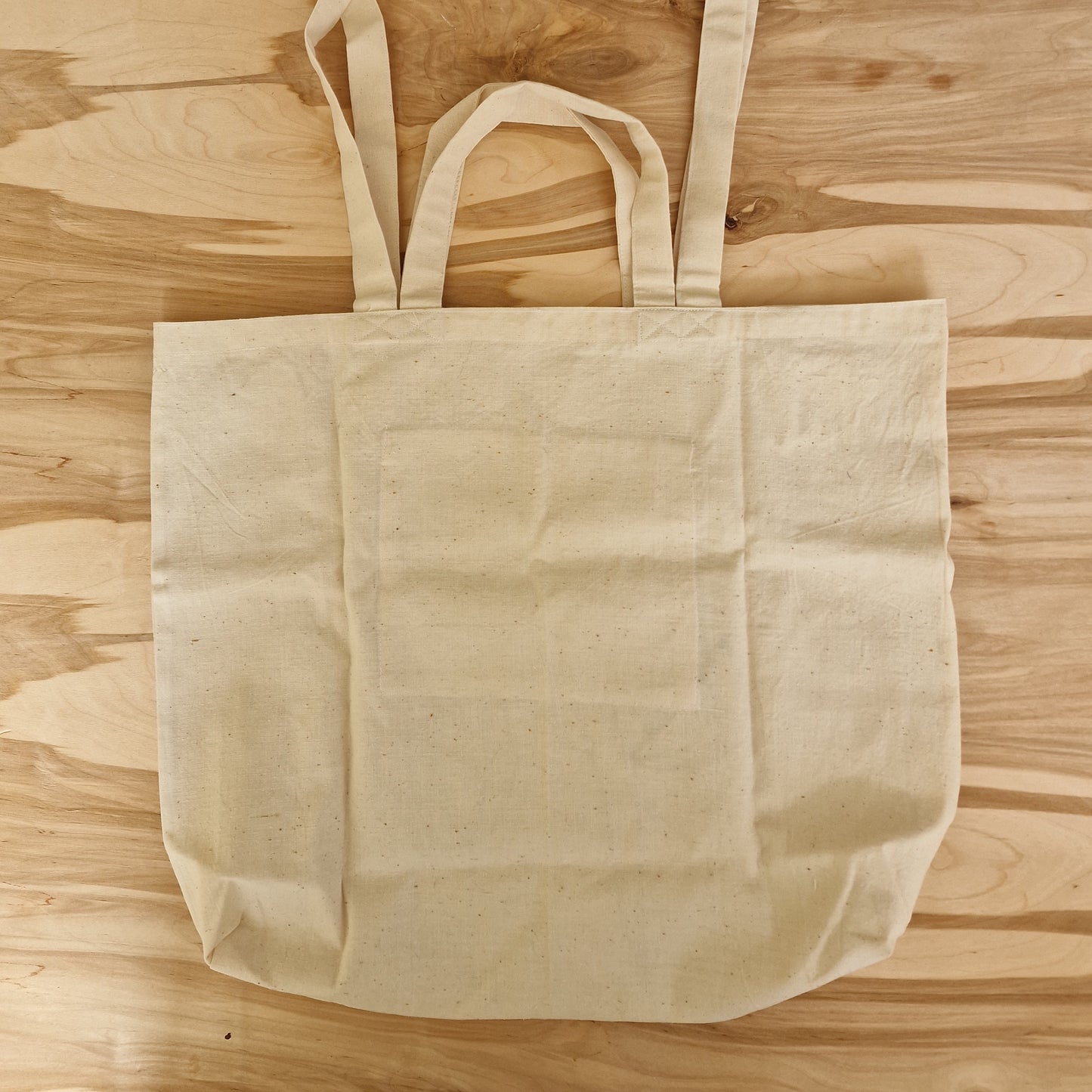 Auduma iepirkumu maisiņš ar uzšūtiem ziliem ziediem (LĪLU 10) - www.tiptip.lv 