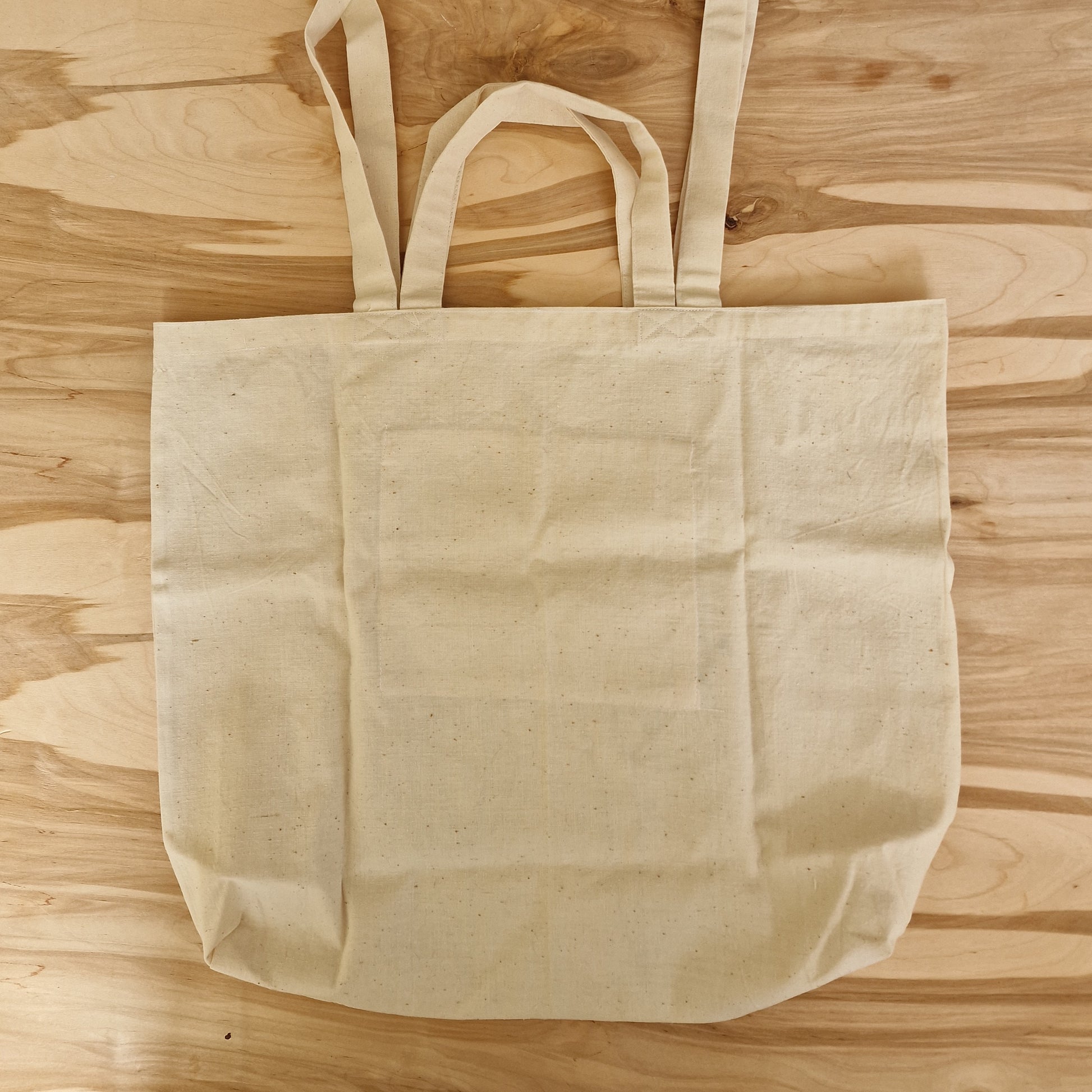 Auduma iepirkumu maisiņš ar uzšūtiem ziliem ziediem (LĪLU 10) - www.tiptip.lv 