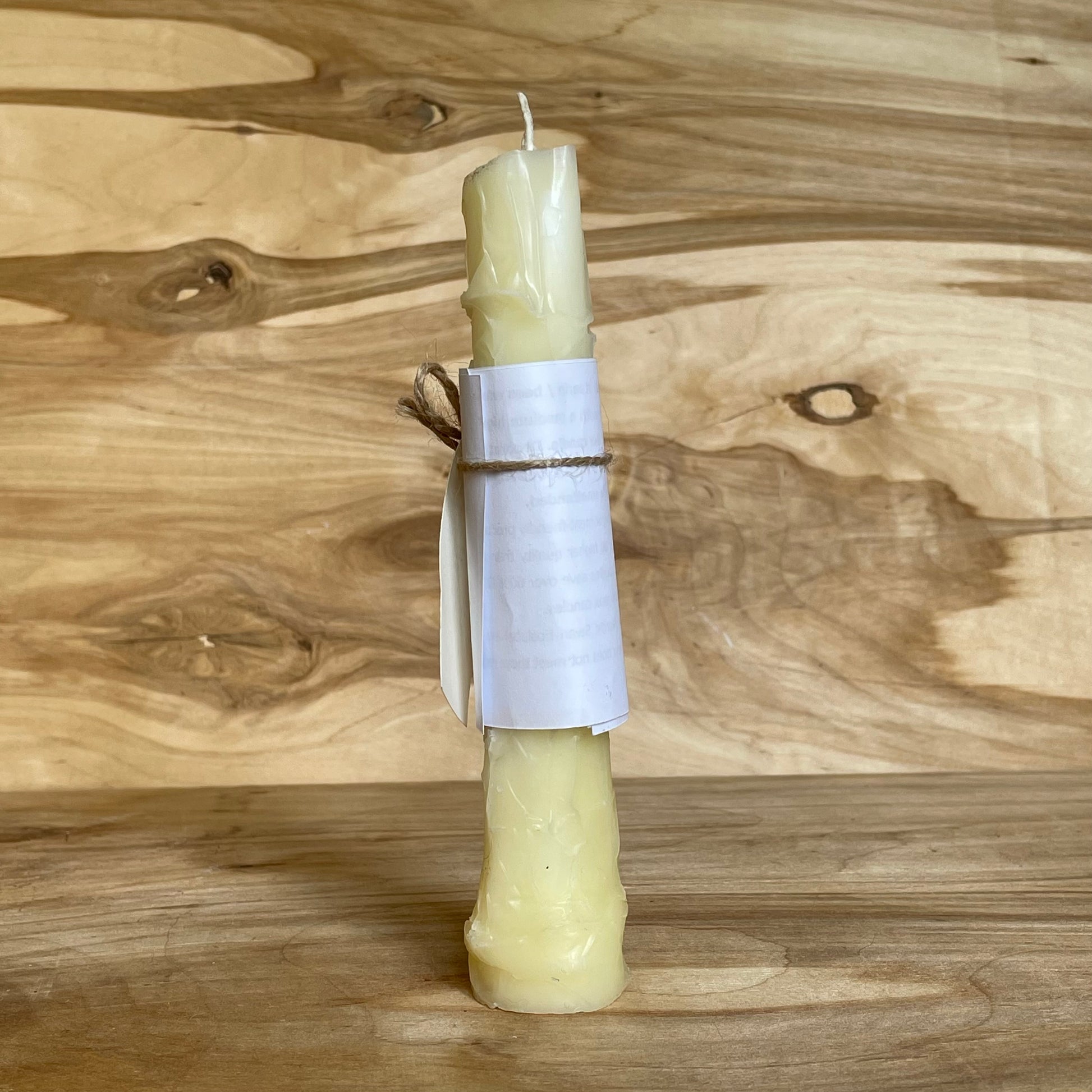 Bāli dzeltena rokām veidota svece (ARHE 26) - www.tiptip.lv 