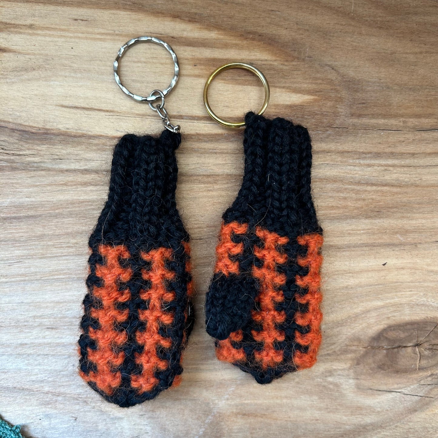 Atslēgu piekariņš - dūrainītis oranži melns (VEPA A6)