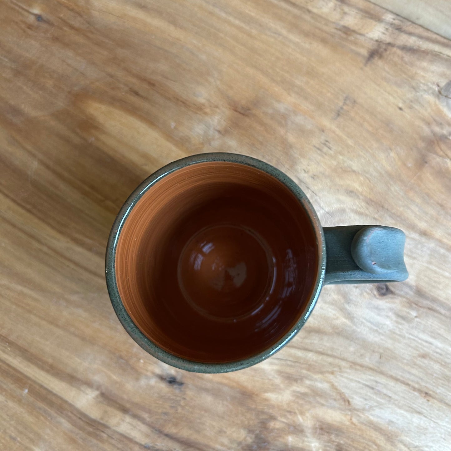 Tumši zaļgana māla krūze  (MASP 131)