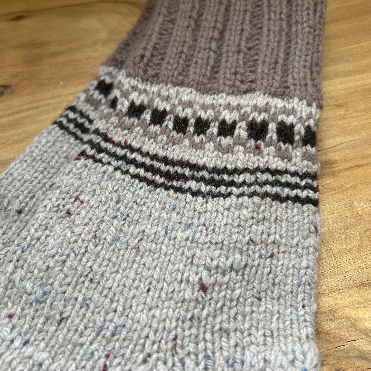 Siltās zeķes 40.-42.izm. gaiši brūnā krāsā ar tumšāk brūniem ornamentiem (MAFE 19)