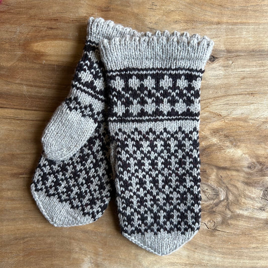 Gaiši pelēki sieviešu dūraiņi ar melniem ornamentiem (MAFE 3)