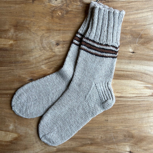 Siltās zeķes 41.-43.izm. gaiši brūnā krāsā ar tumšāk brūniem ornamentiem (MAFE 18)