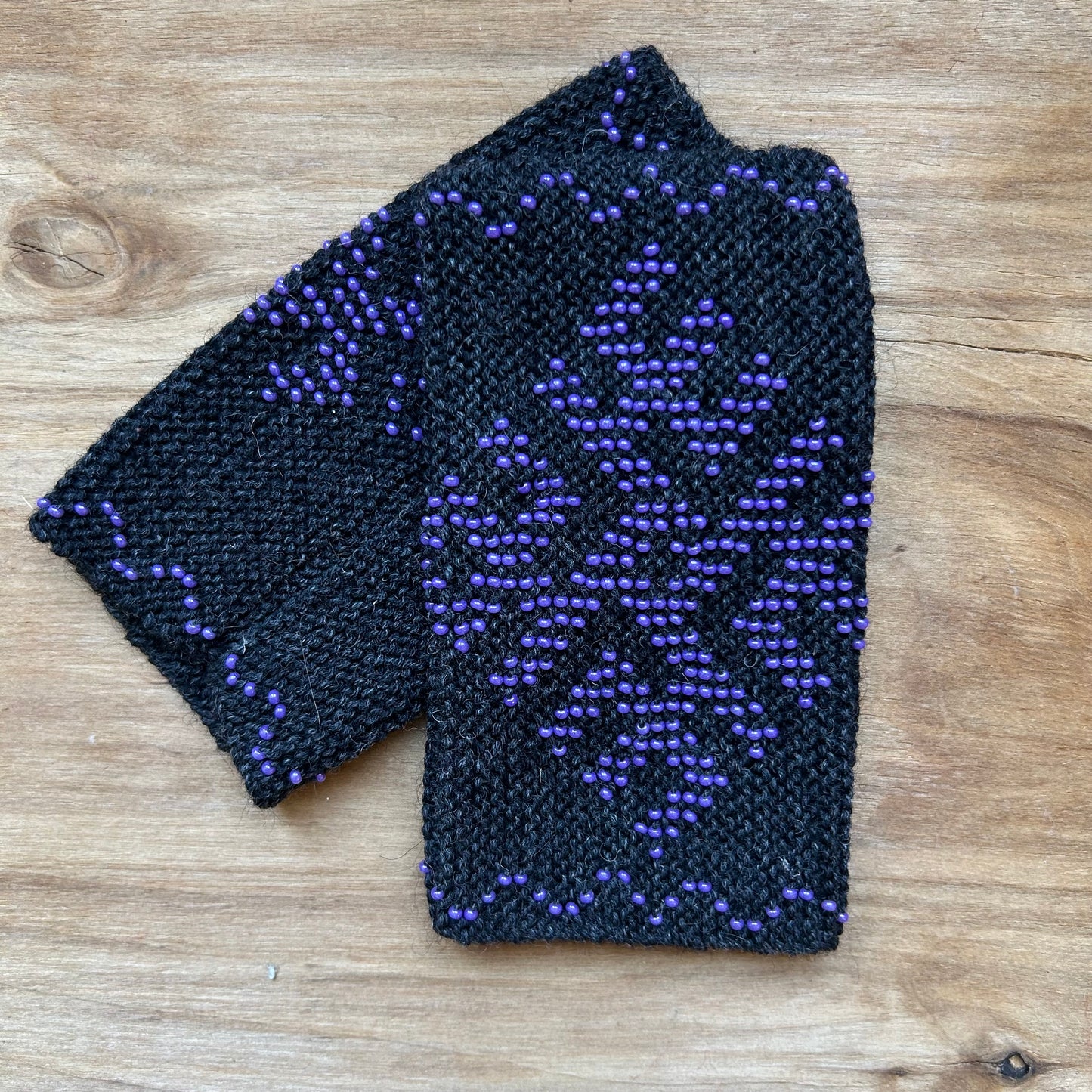 Tumši brūni mauči/pulsa sildītāji ar lillā pērlīšu raksta Ugunskrustiem (ZAMI 49)