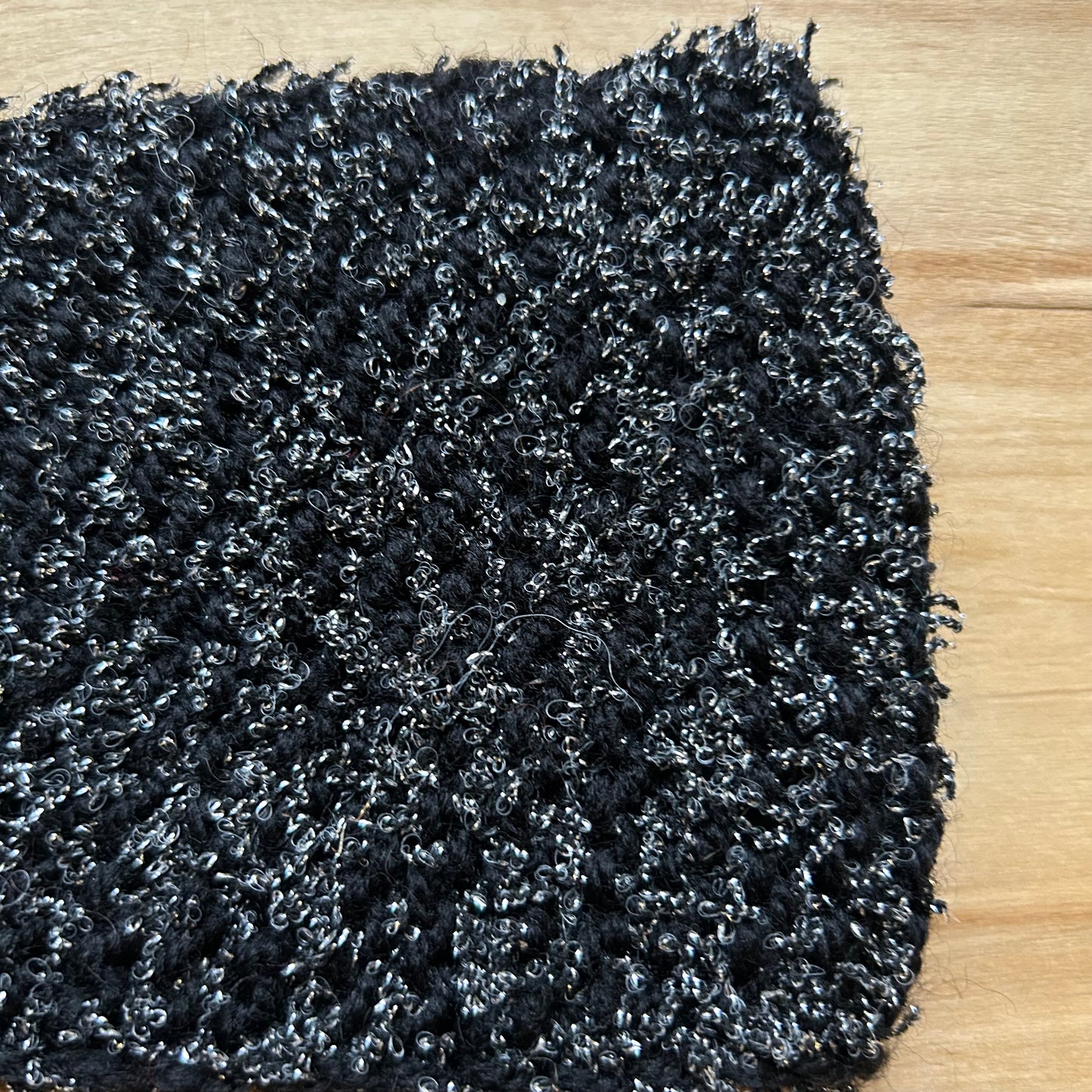 Melna ar spīdīgu diegu adīta galvas lenta (VEPA 131)