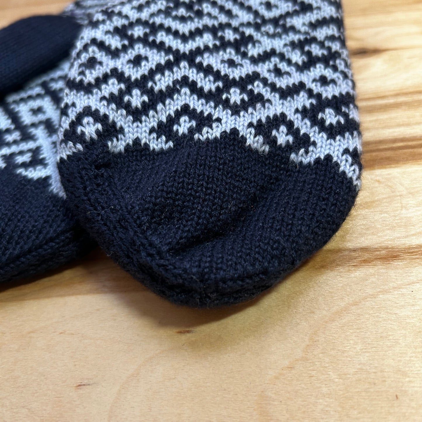 Adīti dubultie dūraiņi melnā krāsā ar pelēkiem rakstiem (ZIBO 4)