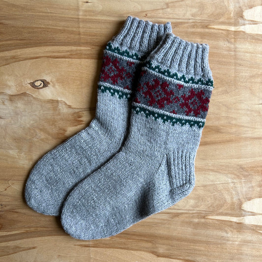 Siltās zeķes 43.-45.izm. pelēkas zeķes ar sarkaniem, tumši pelēkiem un zaļiem ornamentiem (MALI 47)