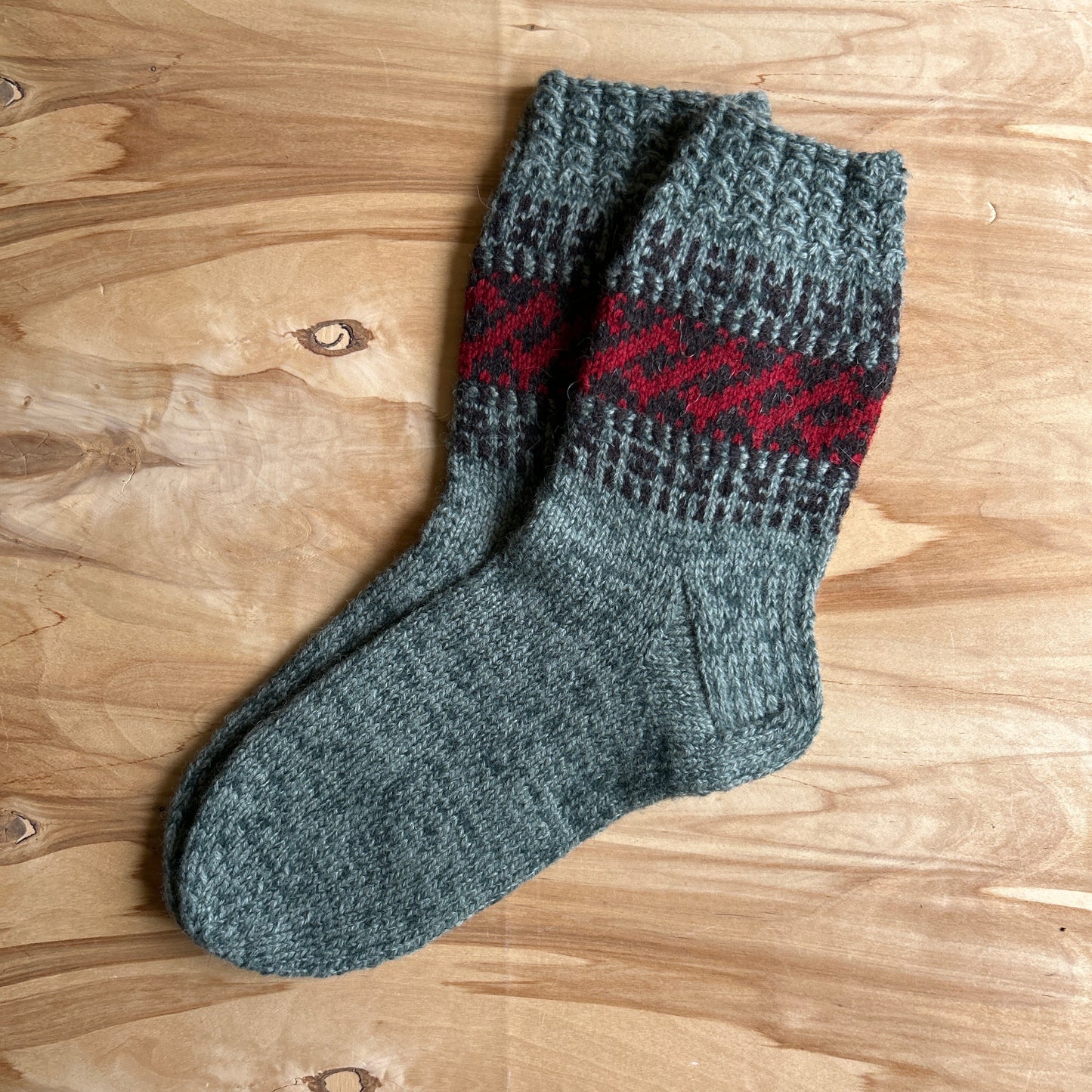 Siltās zeķes 47.-49.izm. raibas zaļa toņa zeķes ar sarkaniem un brūniem ornamentiem (MALI 44)