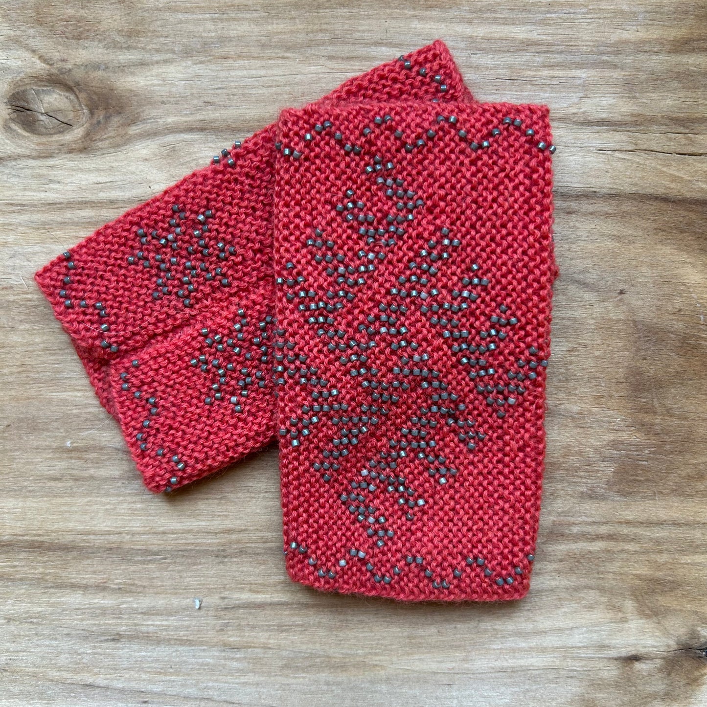 Oranži mauči/pulsa sildītāji ar pelēku pērlīšu raksta Ugunskrustiem (ZAMI 48)