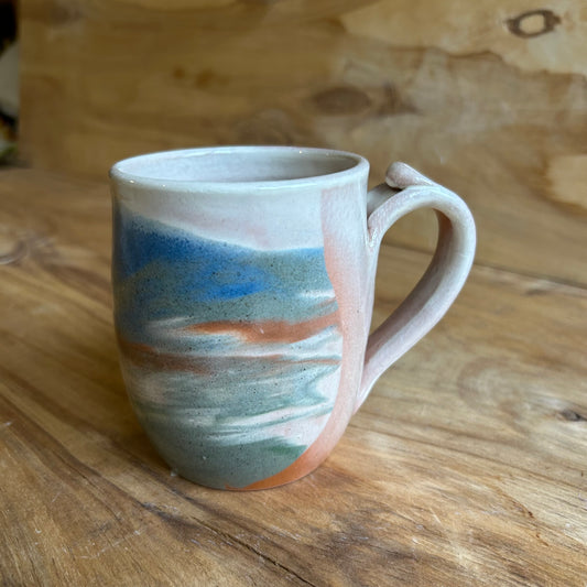 Brūna māla krūze ar glazūras rakstu  (MASP 125)