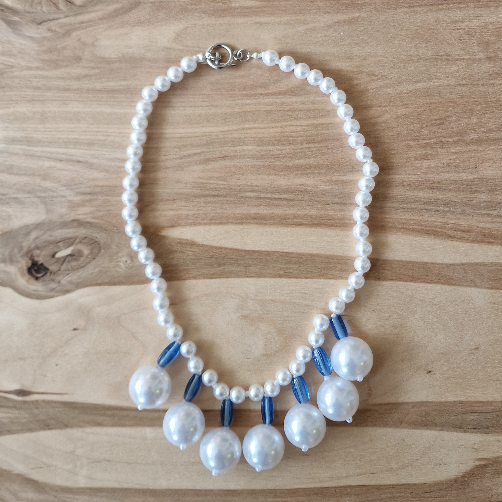 Balta kaklarota ar lielām pērlēm lejasdaļā (DAMI 9) - www.tiptip.lv 