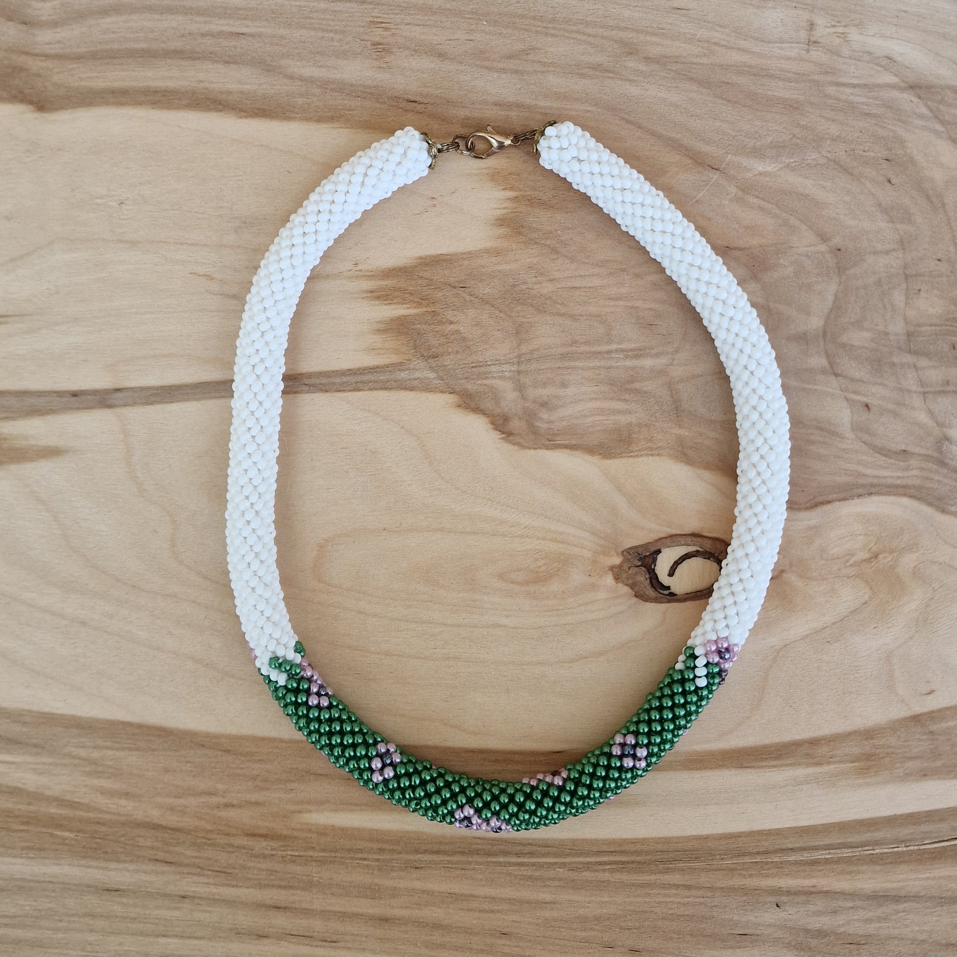 Balta tuneļtehnikas sīkpērlīšu kaklarota ar zaļu centrālo daļu (DAMI 20) - www.tiptip.lv 