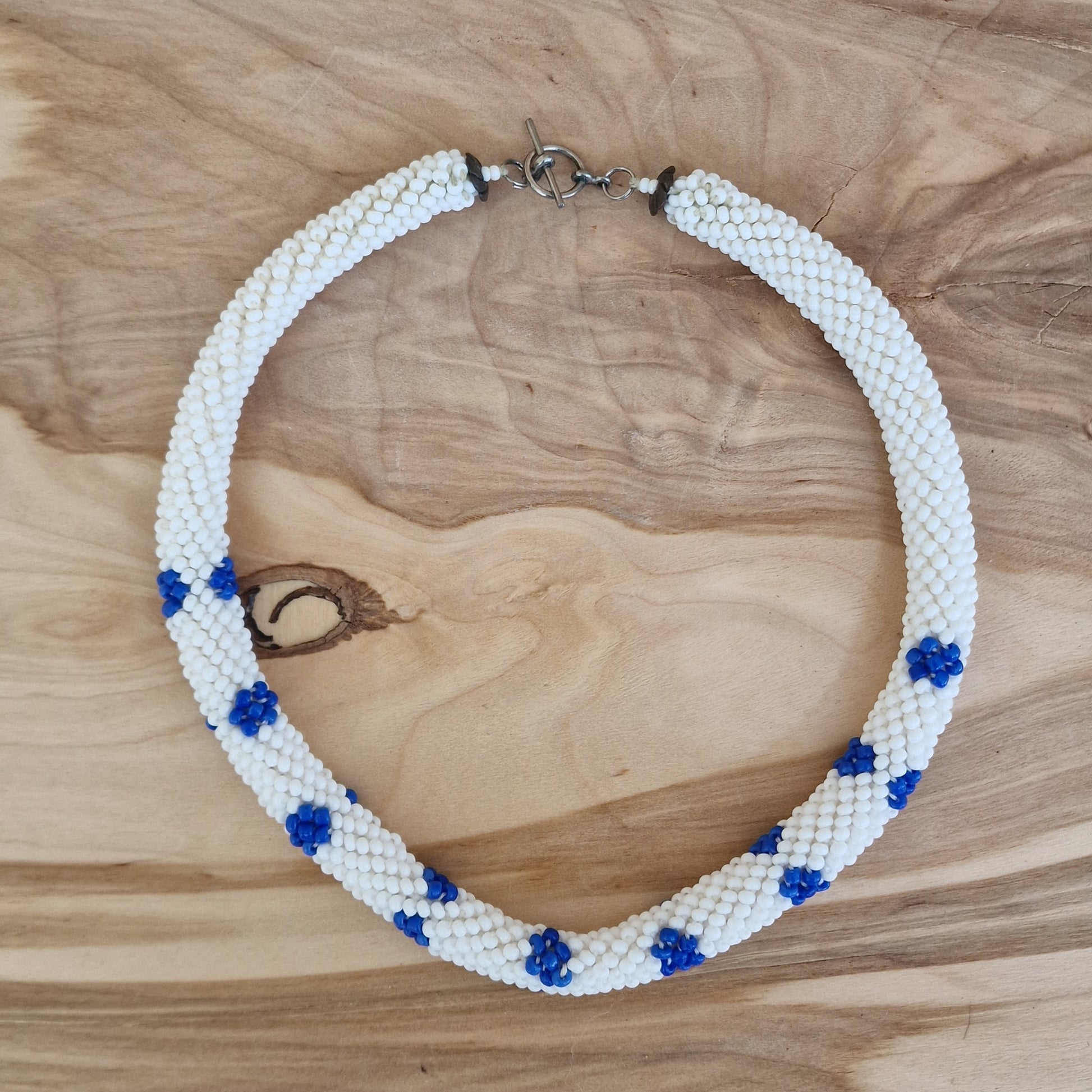 Balta tuneļtehnikas sīkpērlīšu kaklarota ar ziliem akcentiem (DAMI 19) - www.tiptip.lv 