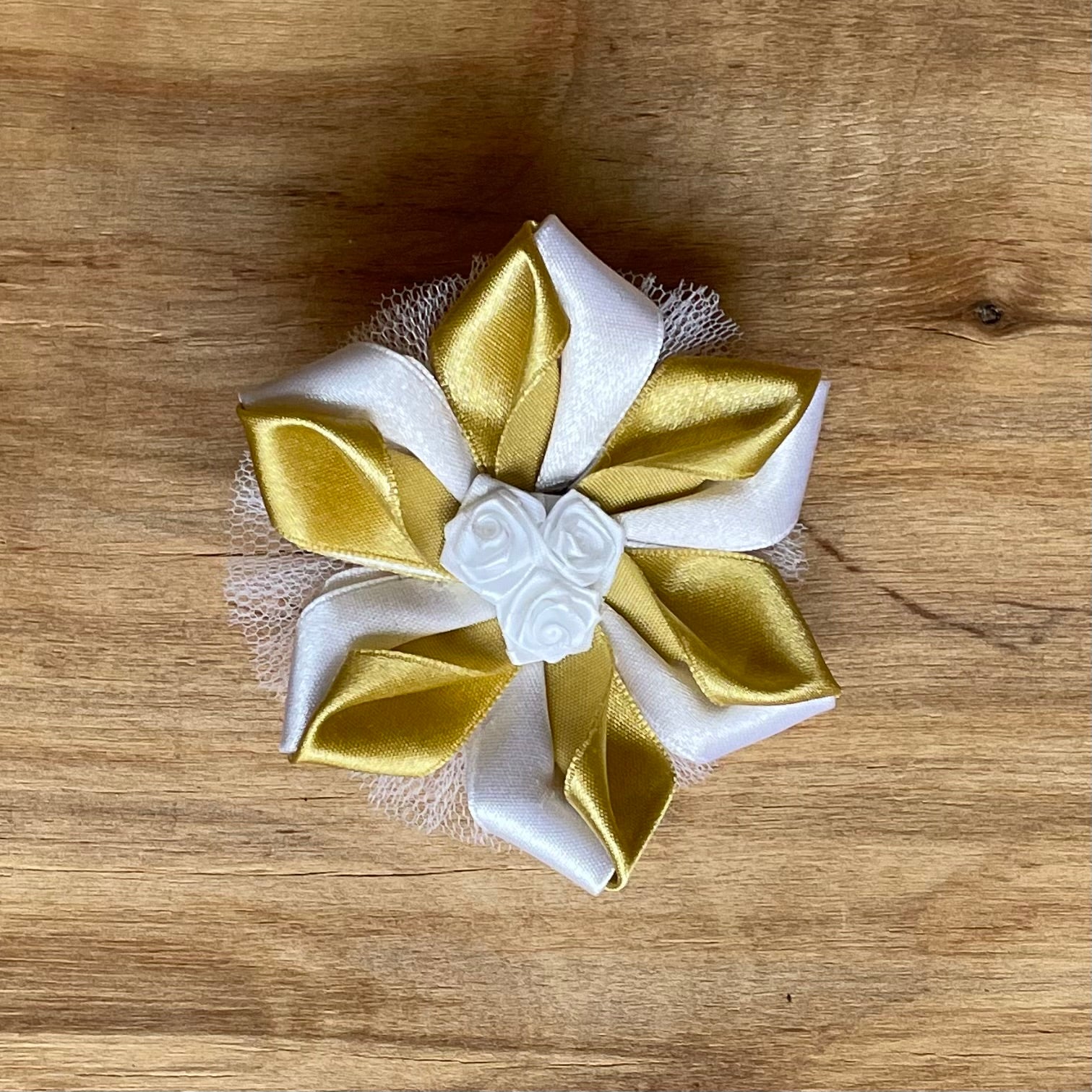 Balta un zelta krāsas matu gumija zieda formā (IRFI 47) - www.tiptip.lv 