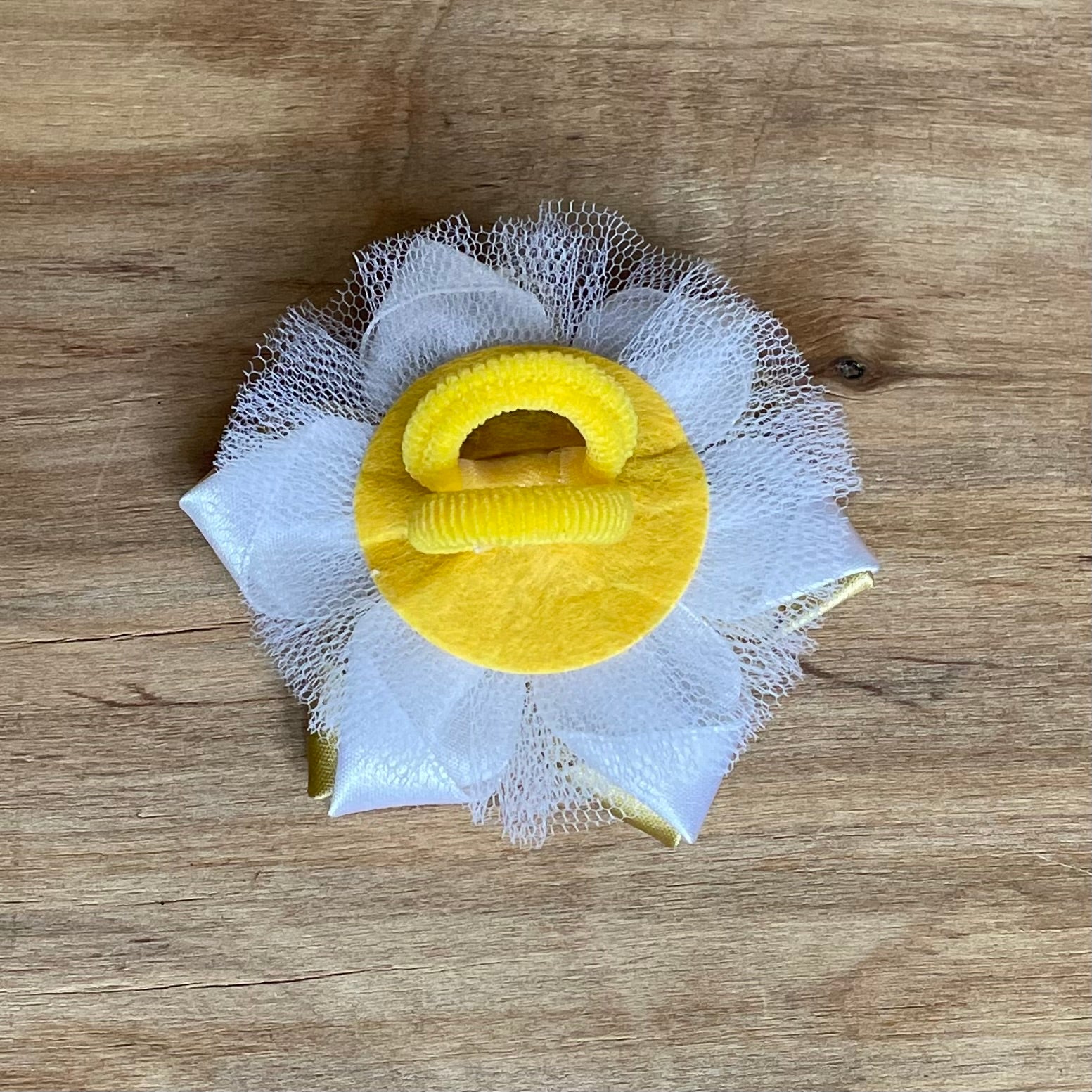 Balta un zelta krāsas matu gumija zieda formā (IRFI 47) - www.tiptip.lv 