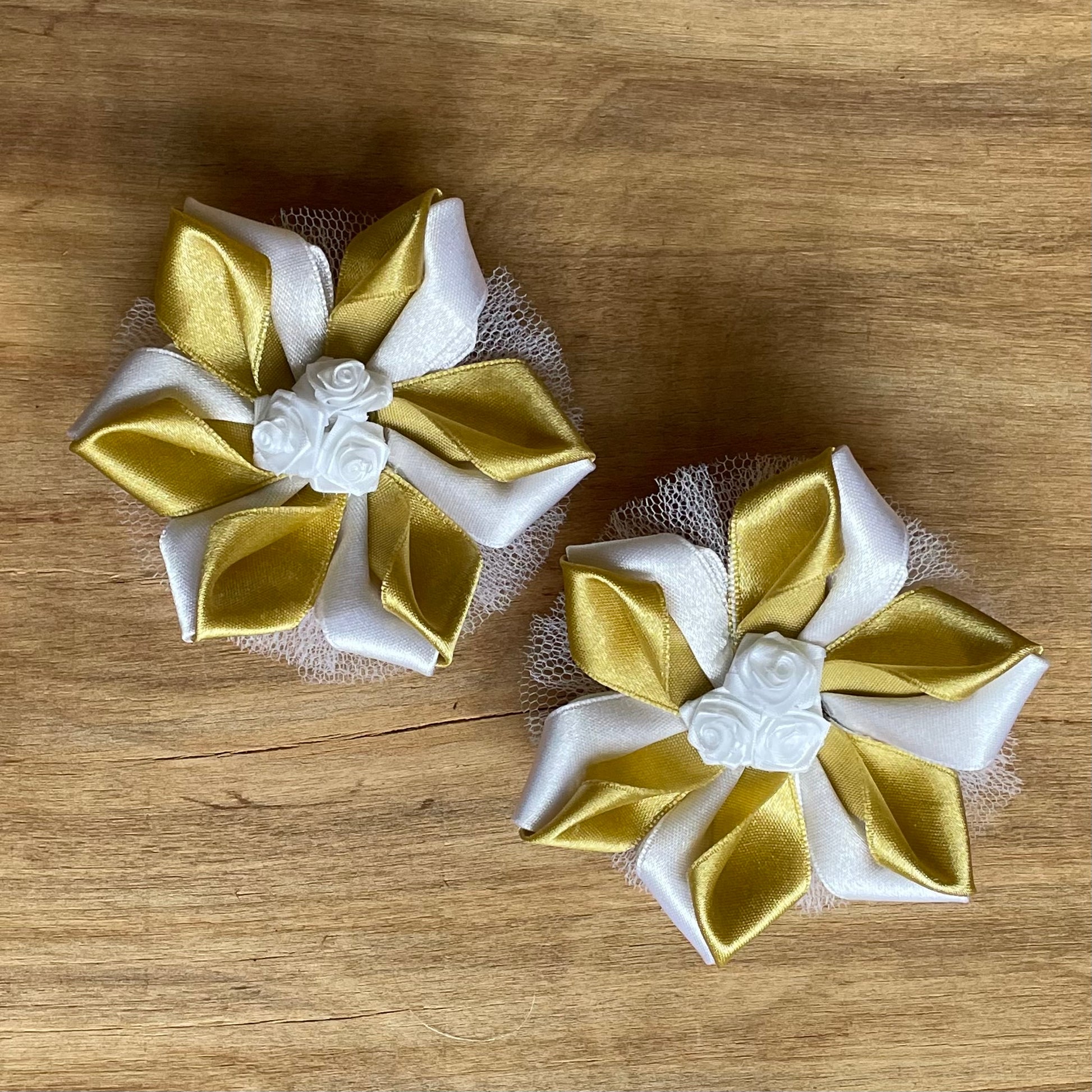 Balta un zelta krāsas matu gumija zieda formā (IRFI 47) - www.tiptip.lv 