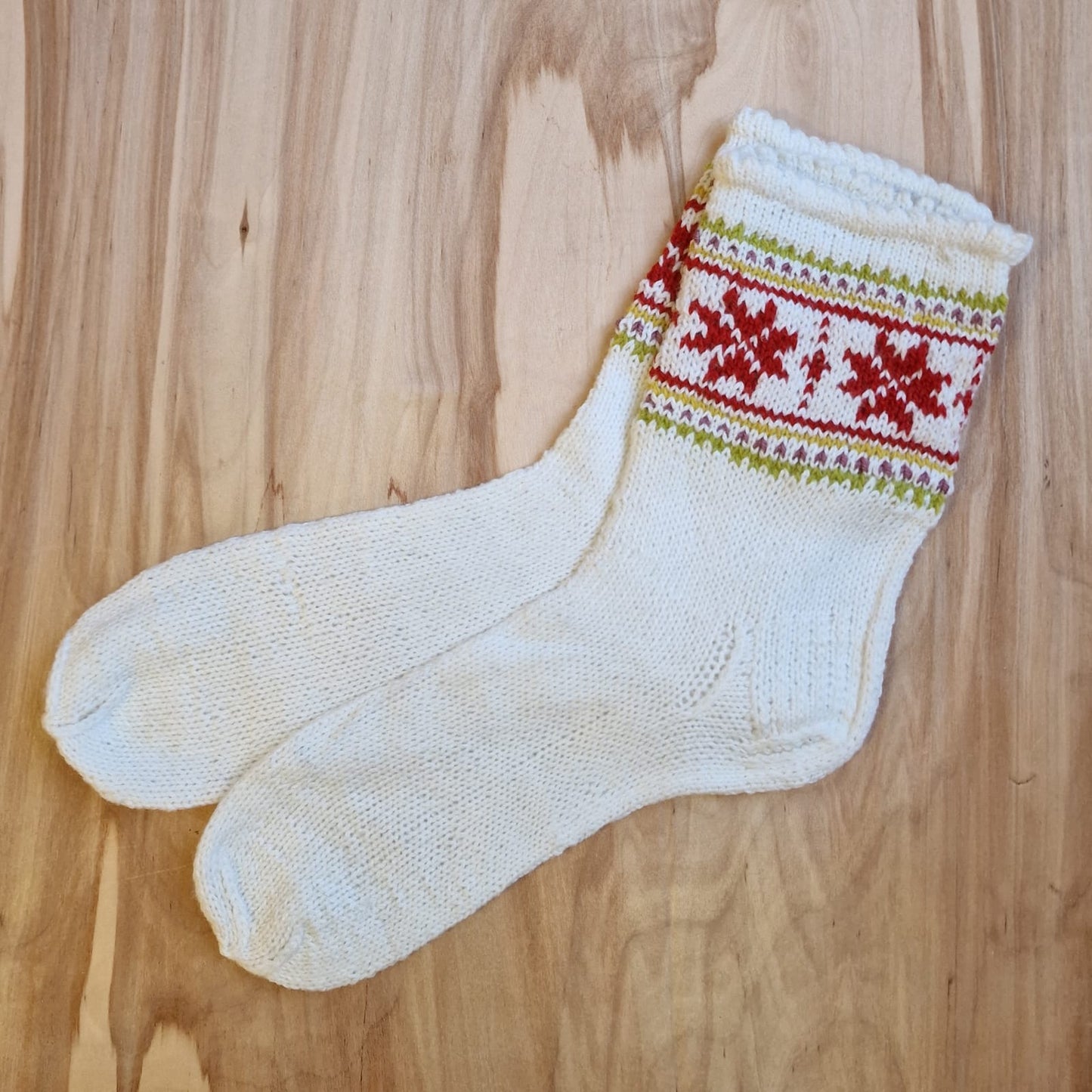 Baltas tautiskās zeķes 38.-40.izm. (SITĒ 25) - www.tiptip.lv 