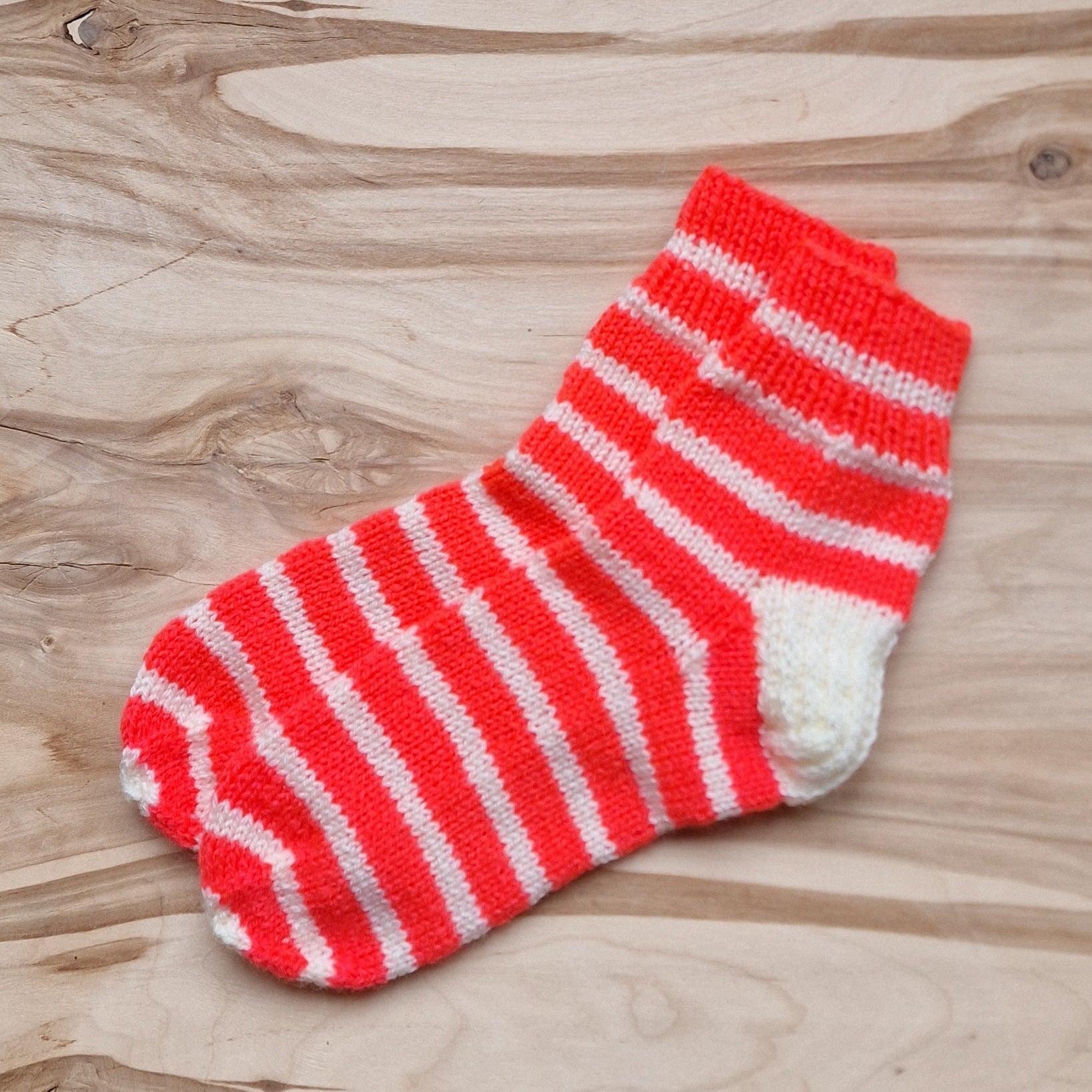 Balti/oranži svītrotas vilnas zeķes 36.-38.izm. (VEZI 19) - www.tiptip.lv 