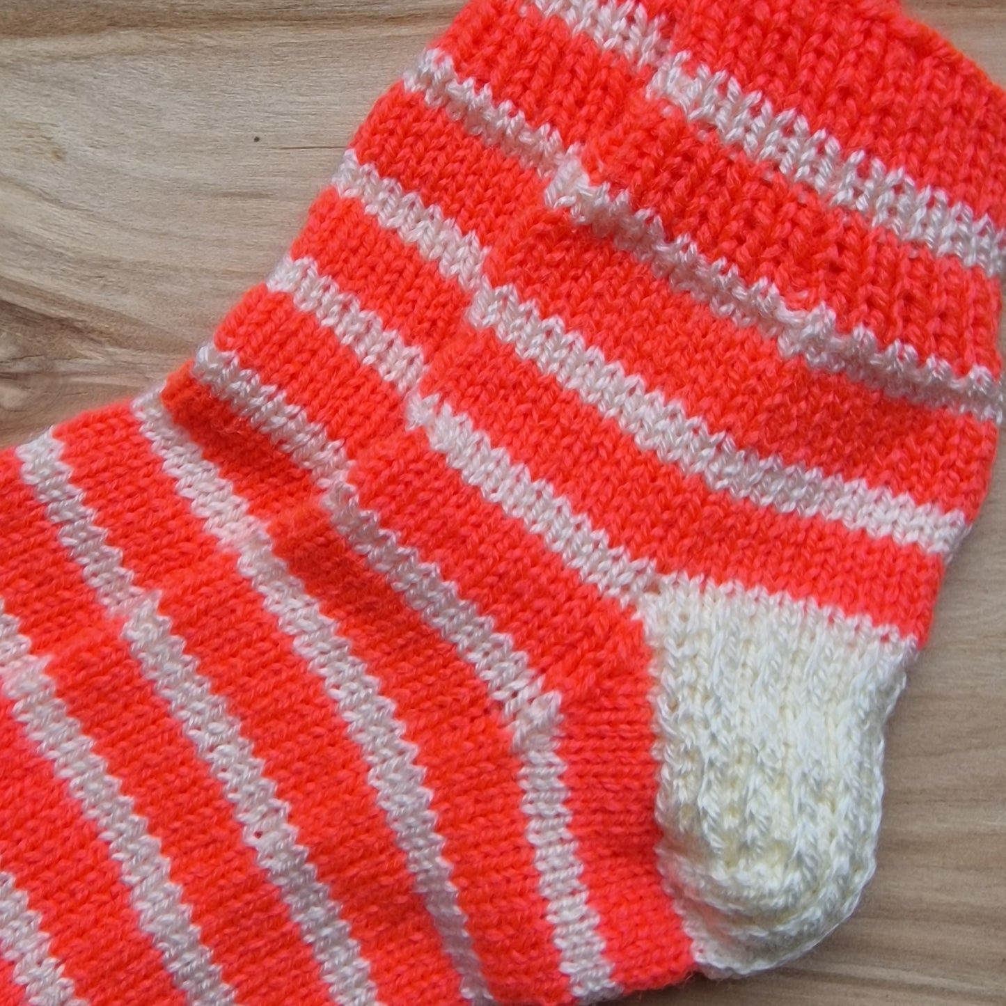 Balti/oranži svītrotas vilnas zeķes 36.-38.izm. (VEZI 19) - www.tiptip.lv 