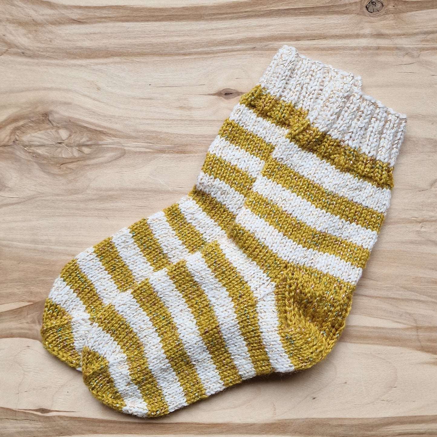 Balti/sinepju svītrotas vilnas zeķes bērniem 31.-33.izm. (VEZI 20) - www.tiptip.lv 