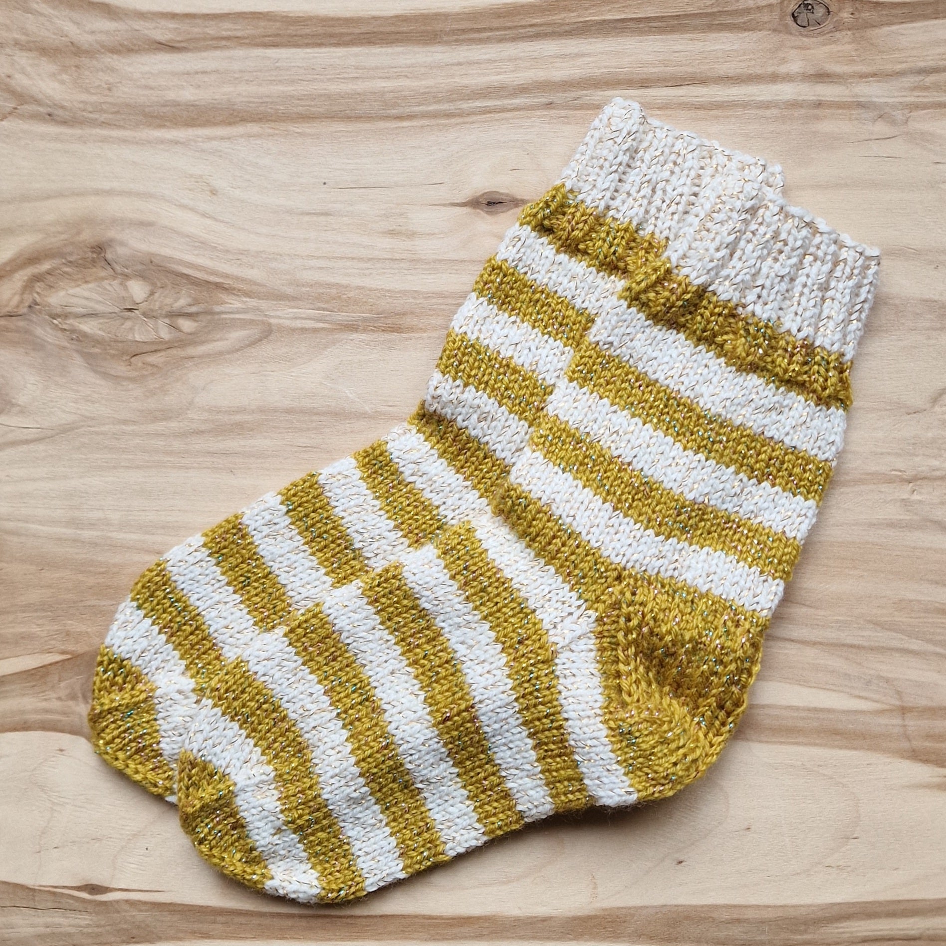 Balti/sinepju svītrotas vilnas zeķes bērniem 31.-33.izm. (VEZI 20) - www.tiptip.lv 