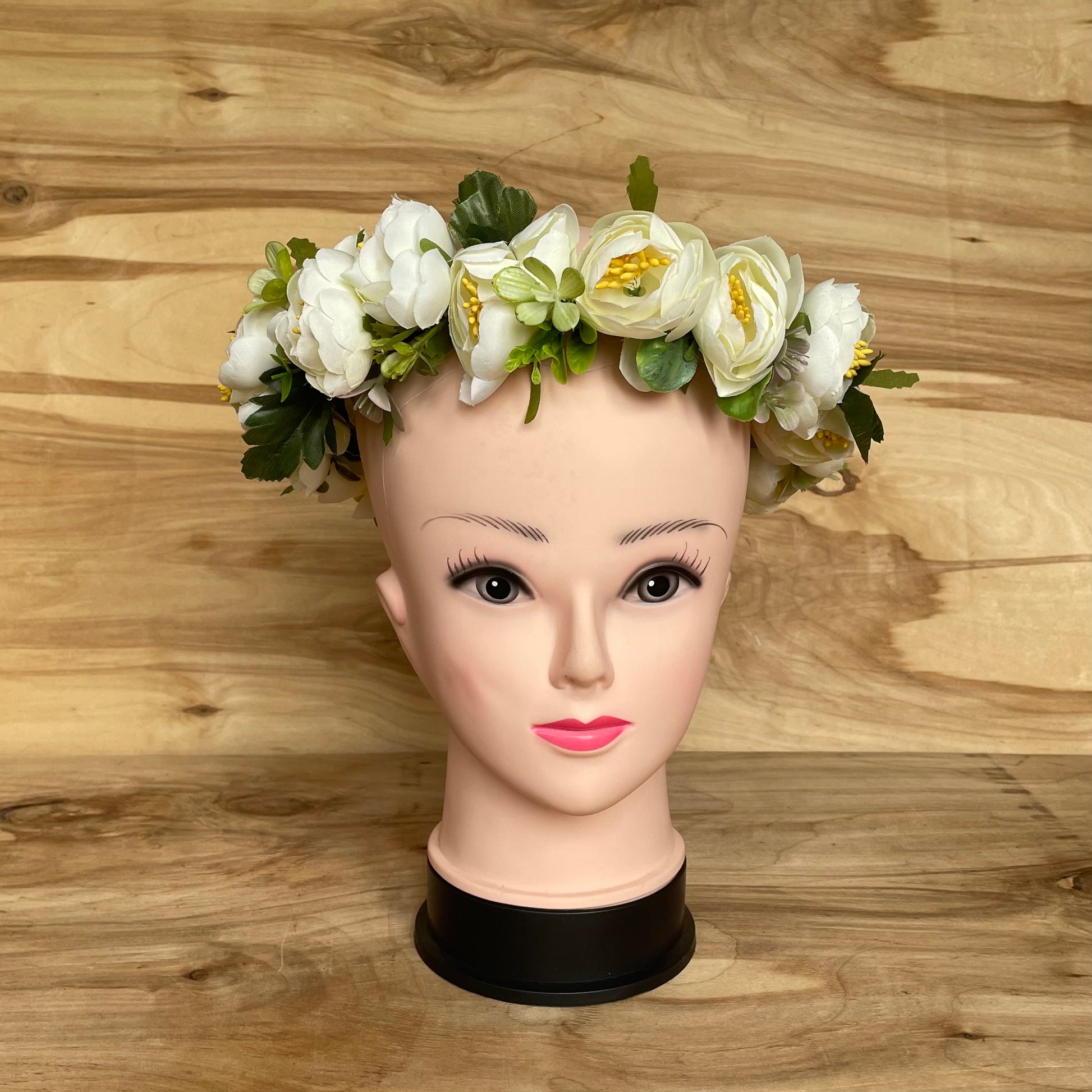 Balts mākslīgo ziedu vainadziņš (AIPU 58) - www.tiptip.lv 