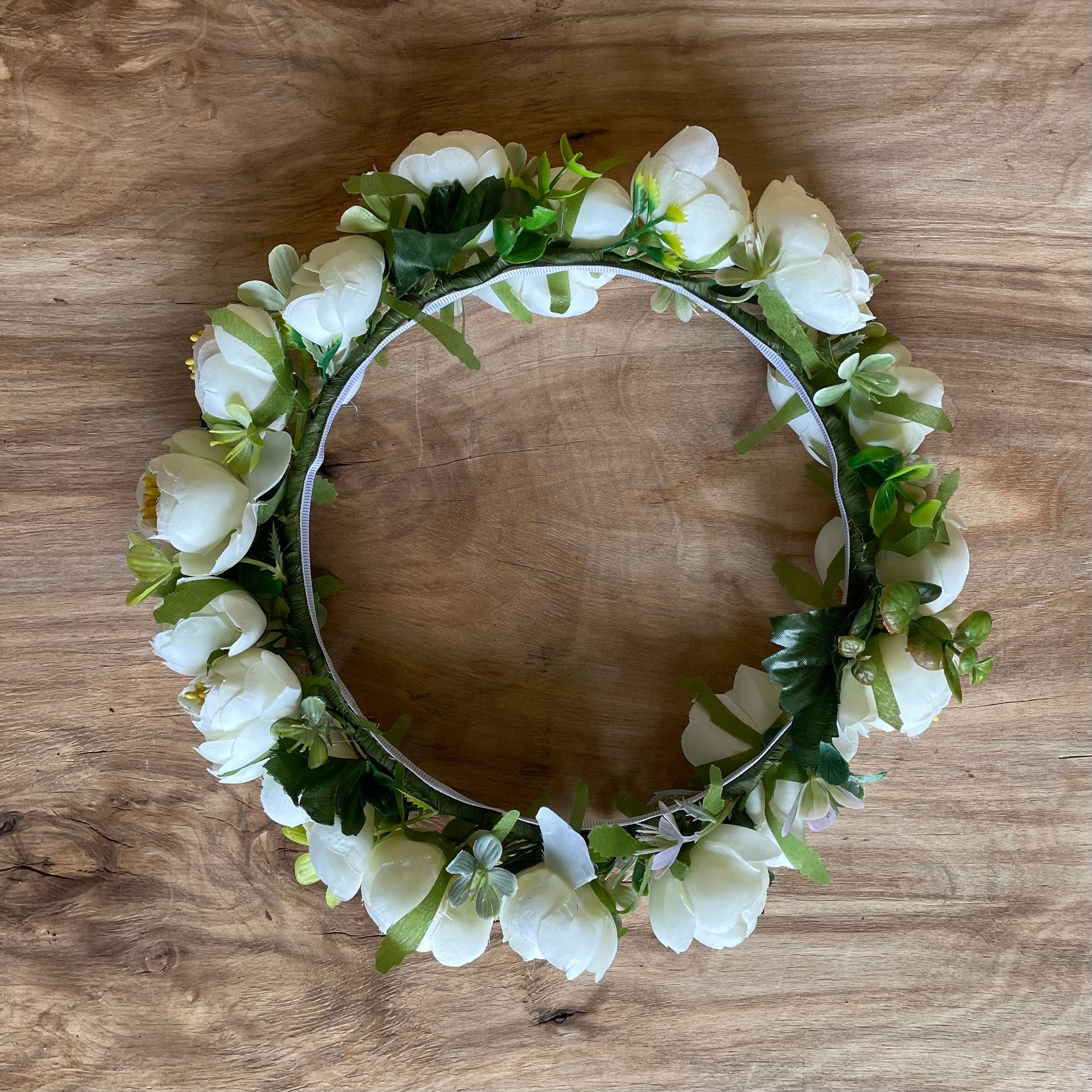 Balts mākslīgo ziedu vainadziņš (AIPU 58) - www.tiptip.lv 