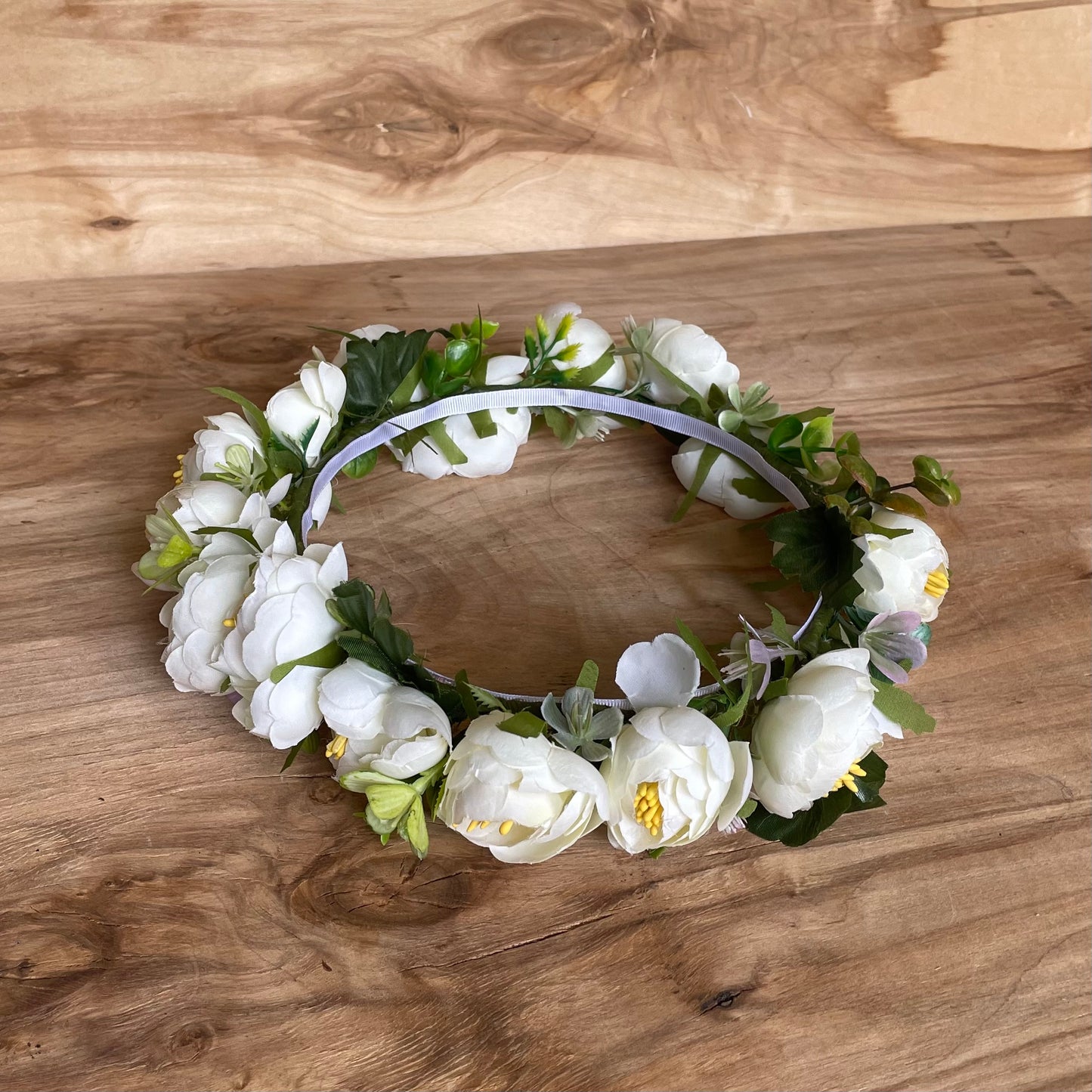 Balts mākslīgo ziedu vainadziņš (AIPU 58) - www.tiptip.lv 