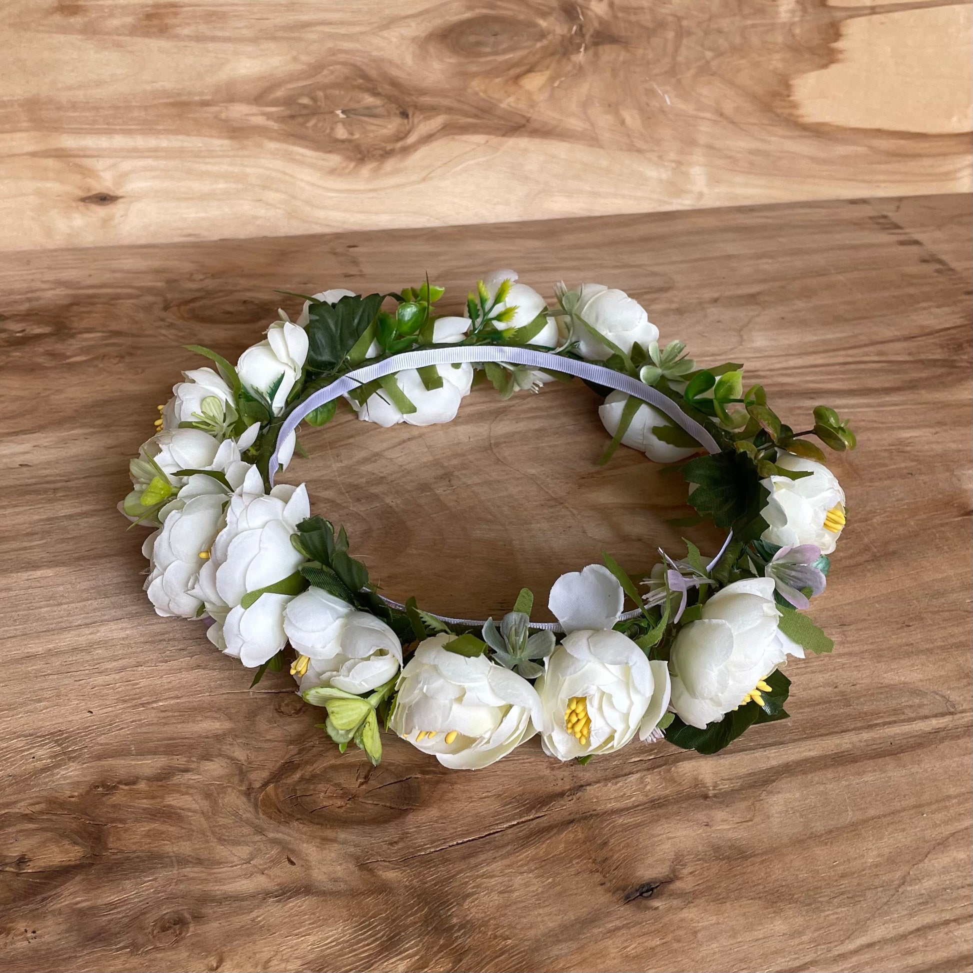 Balts mākslīgo ziedu vainadziņš (AIPU 58) - www.tiptip.lv 