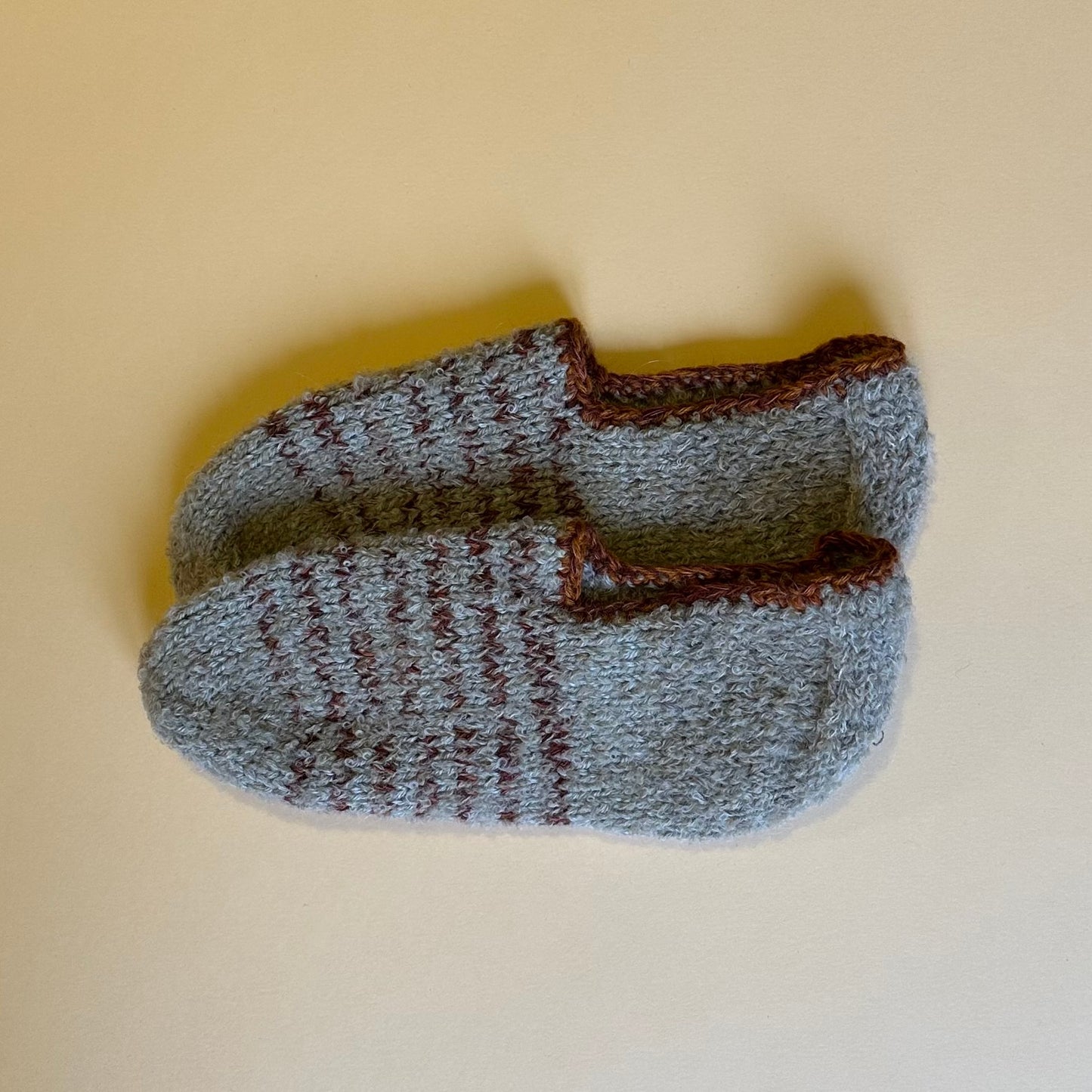 Brūnas un pelēkas mājas čībiņas 39.-41.izm. (INPO 78) - www.tiptip.lv 