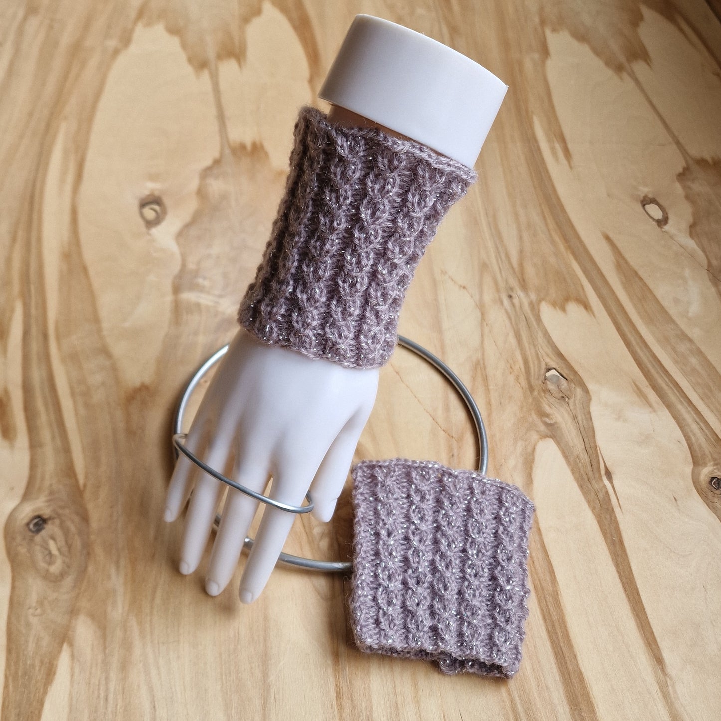 Brūni pīnītes rakstā adīti mauči/pulsa sildītāji (VEZI 5) - www.tiptip.lv 